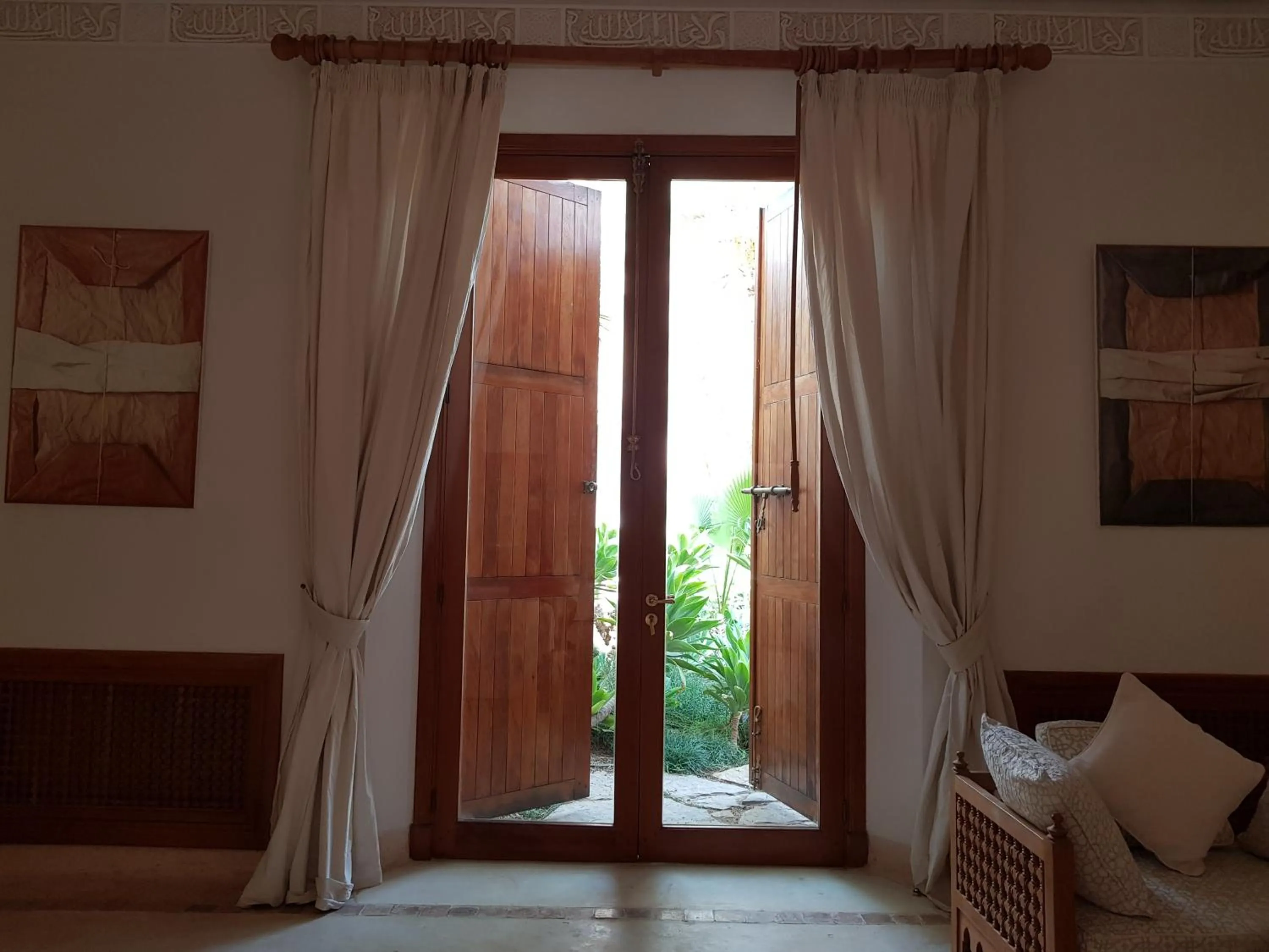 Garden view, Bed in Palais Claudio Bravo