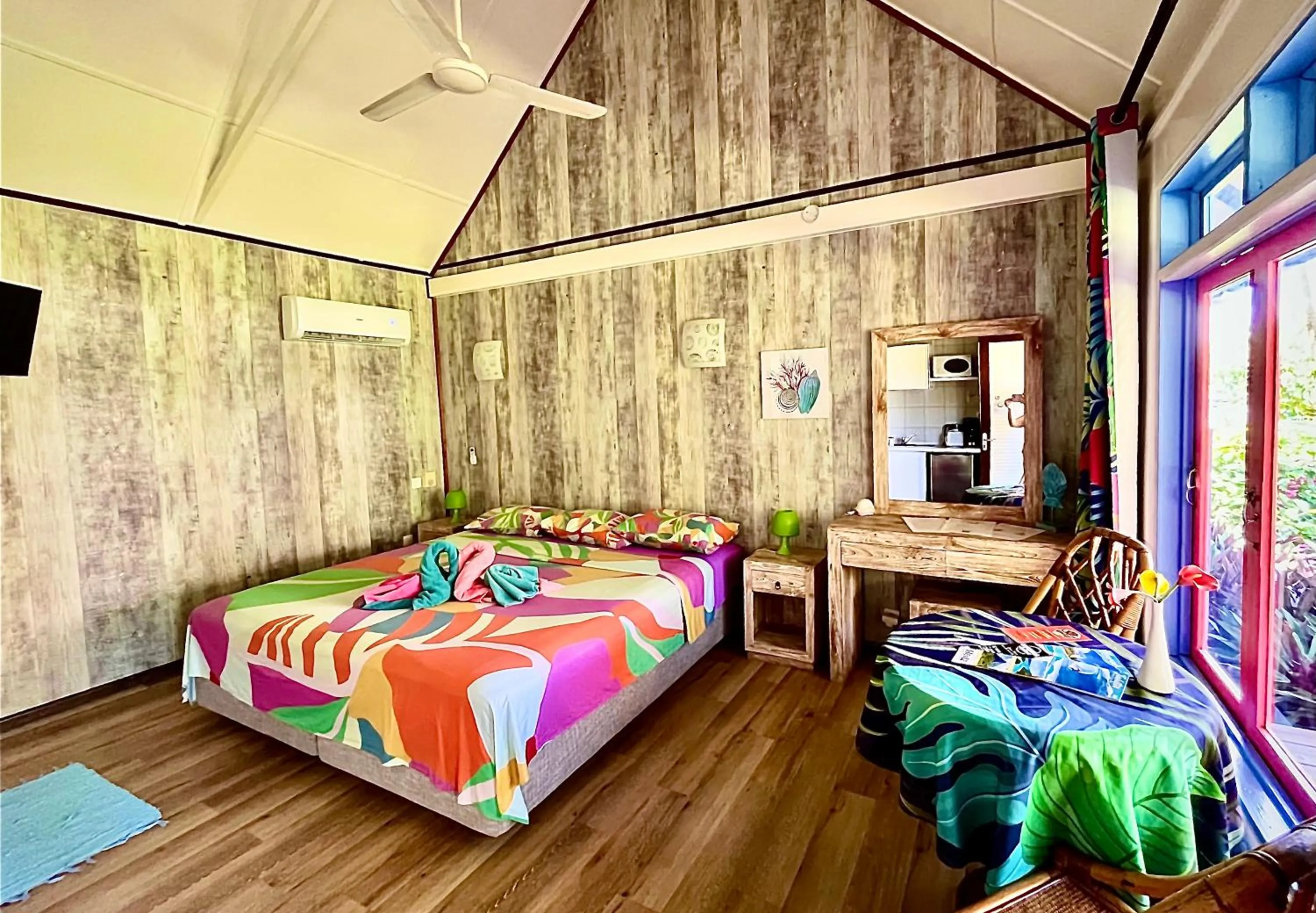 Photo of the whole room, Bed in Linareva Moorea Beach Resort