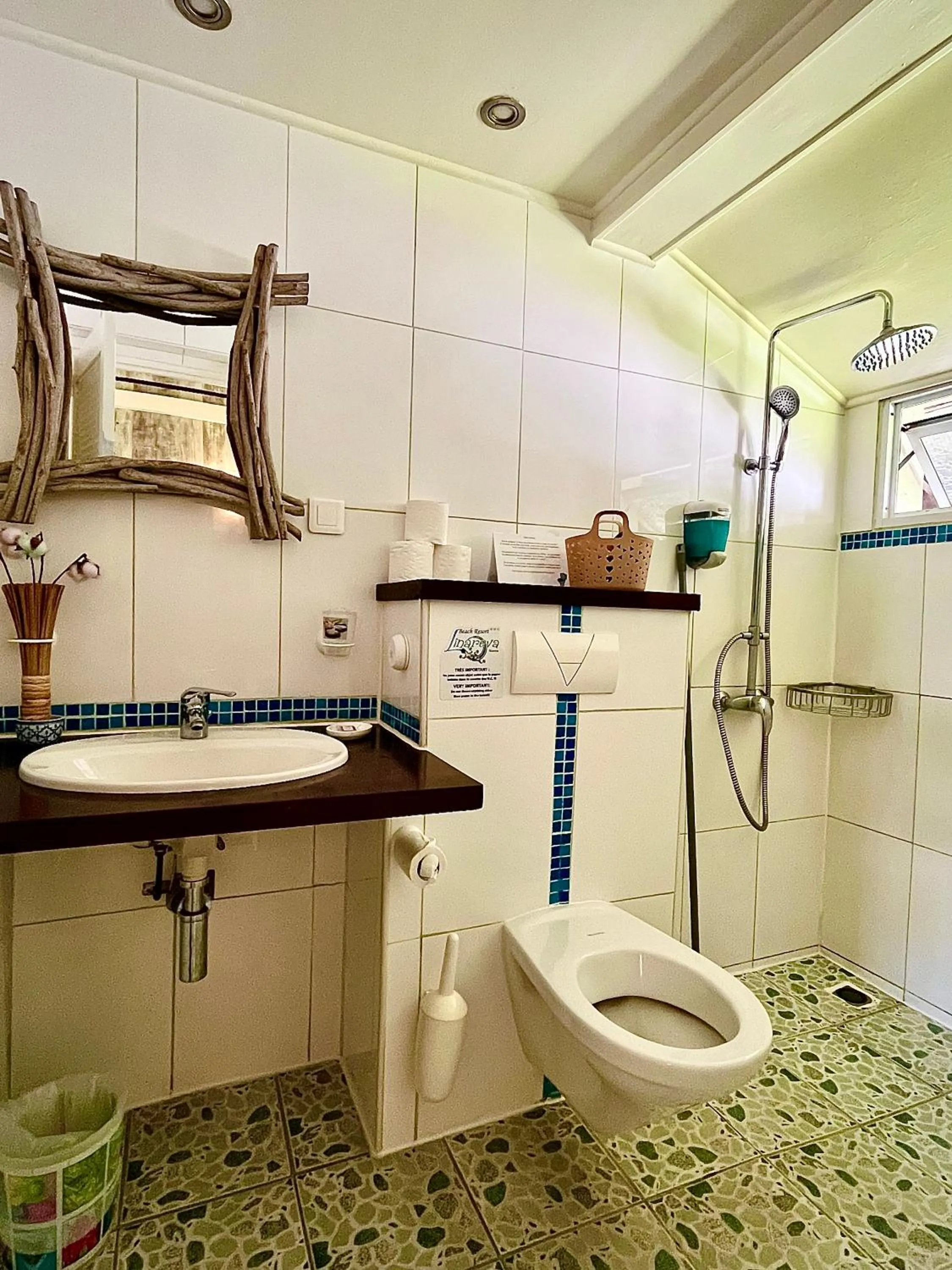 Shower in Linareva Moorea Beach Resort