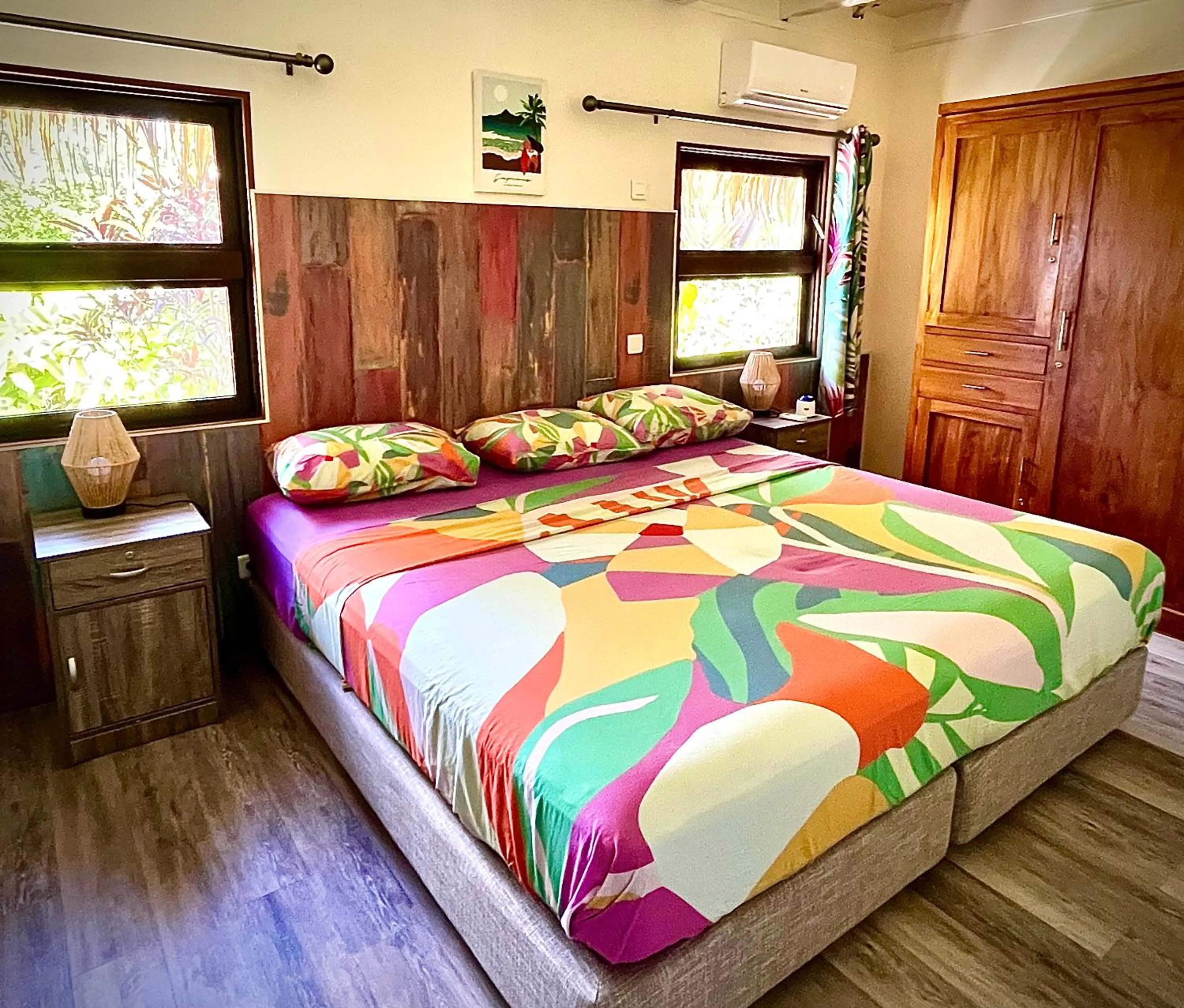 Photo of the whole room, Bed in Linareva Moorea Beach Resort