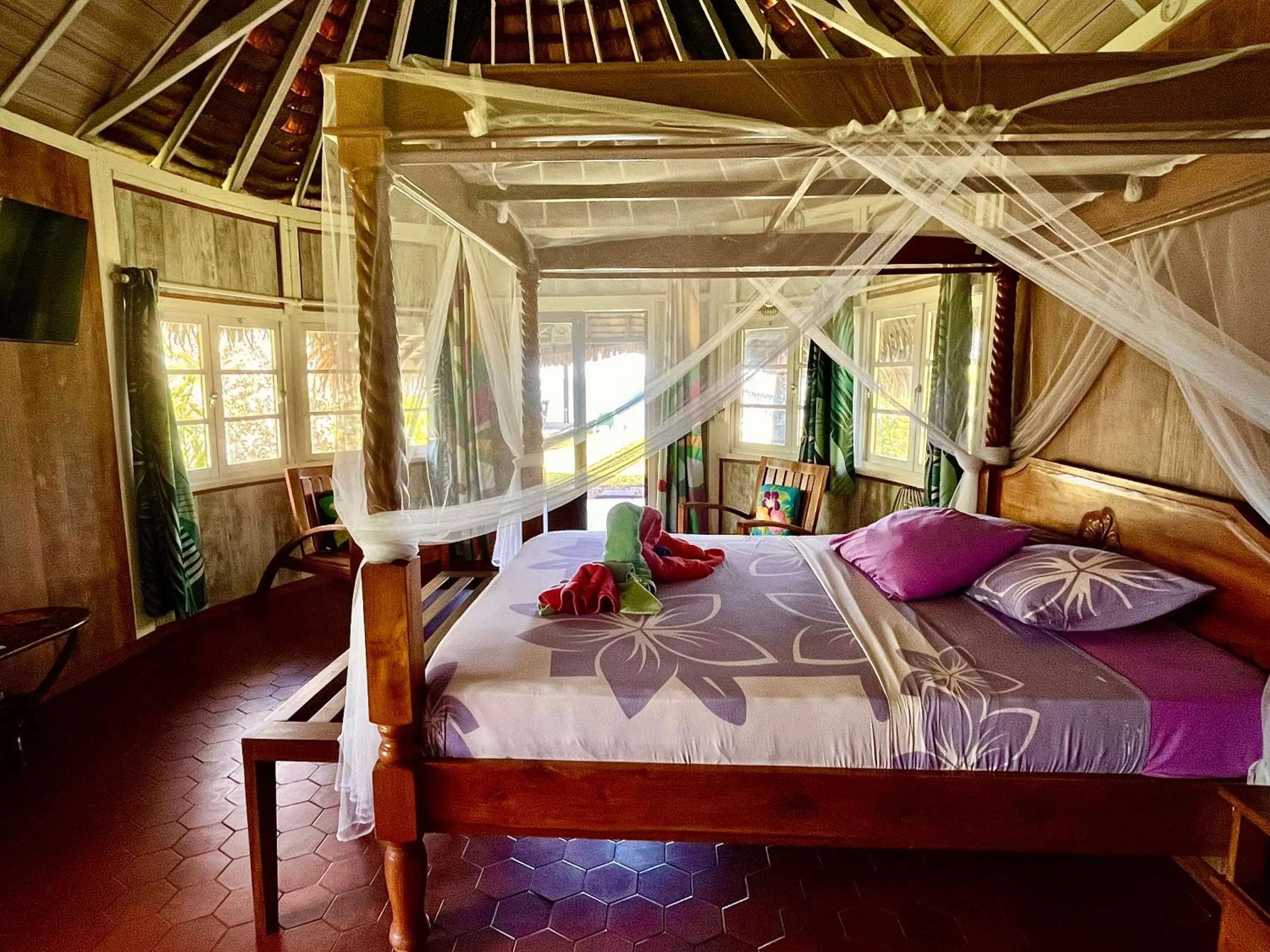 Photo of the whole room, Bed in Linareva Moorea Beach Resort