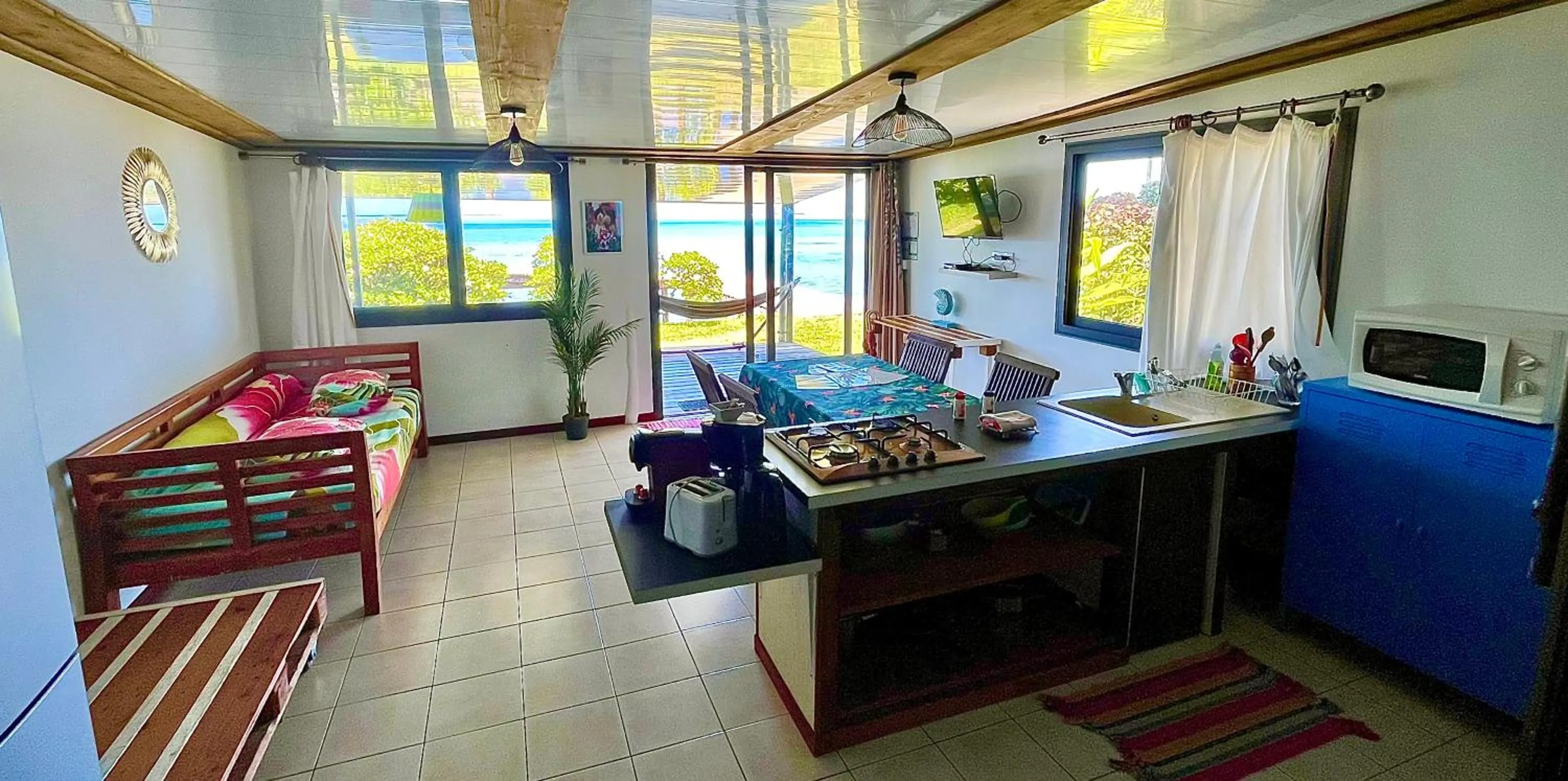 Kitchen or kitchenette in Linareva Moorea Beach Resort