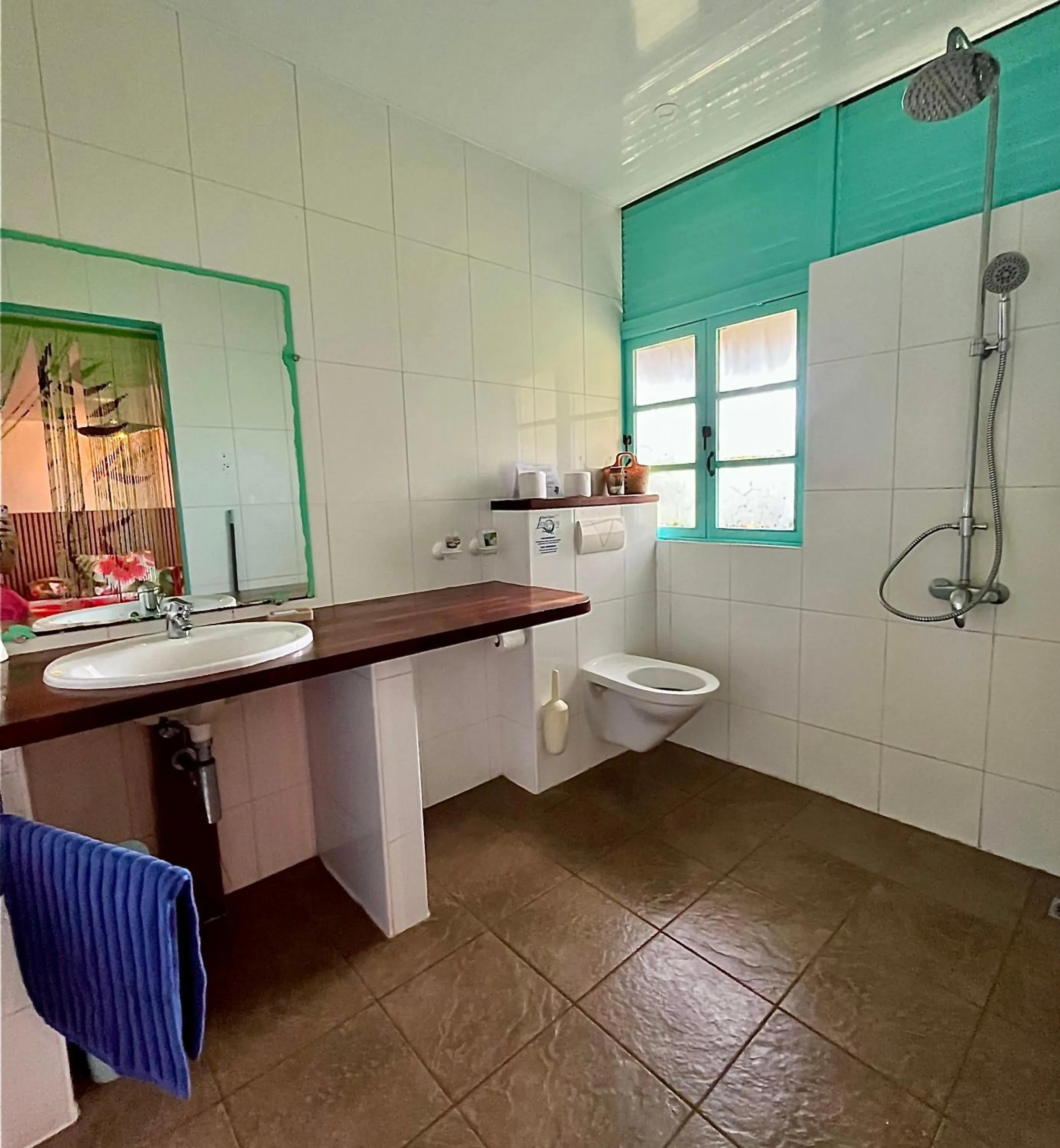 Shower in Linareva Moorea Beach Resort