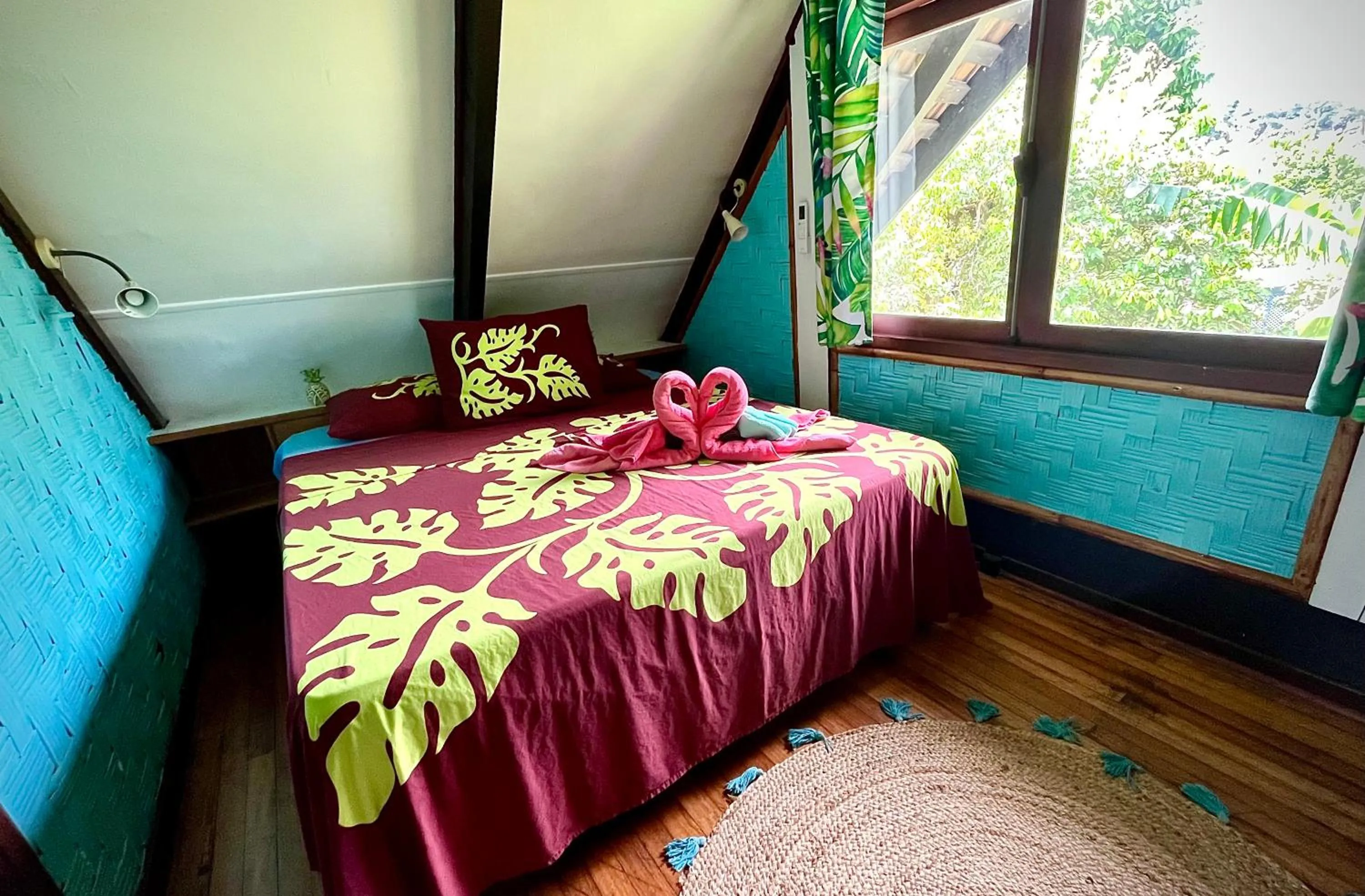Photo of the whole room, Bed in Linareva Moorea Beach Resort