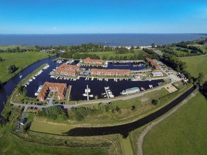 FEWO-bis-2-Pers-inmitten-den-Yachthafens-Ueckermuende-Stettiner-Haff-Ostsee