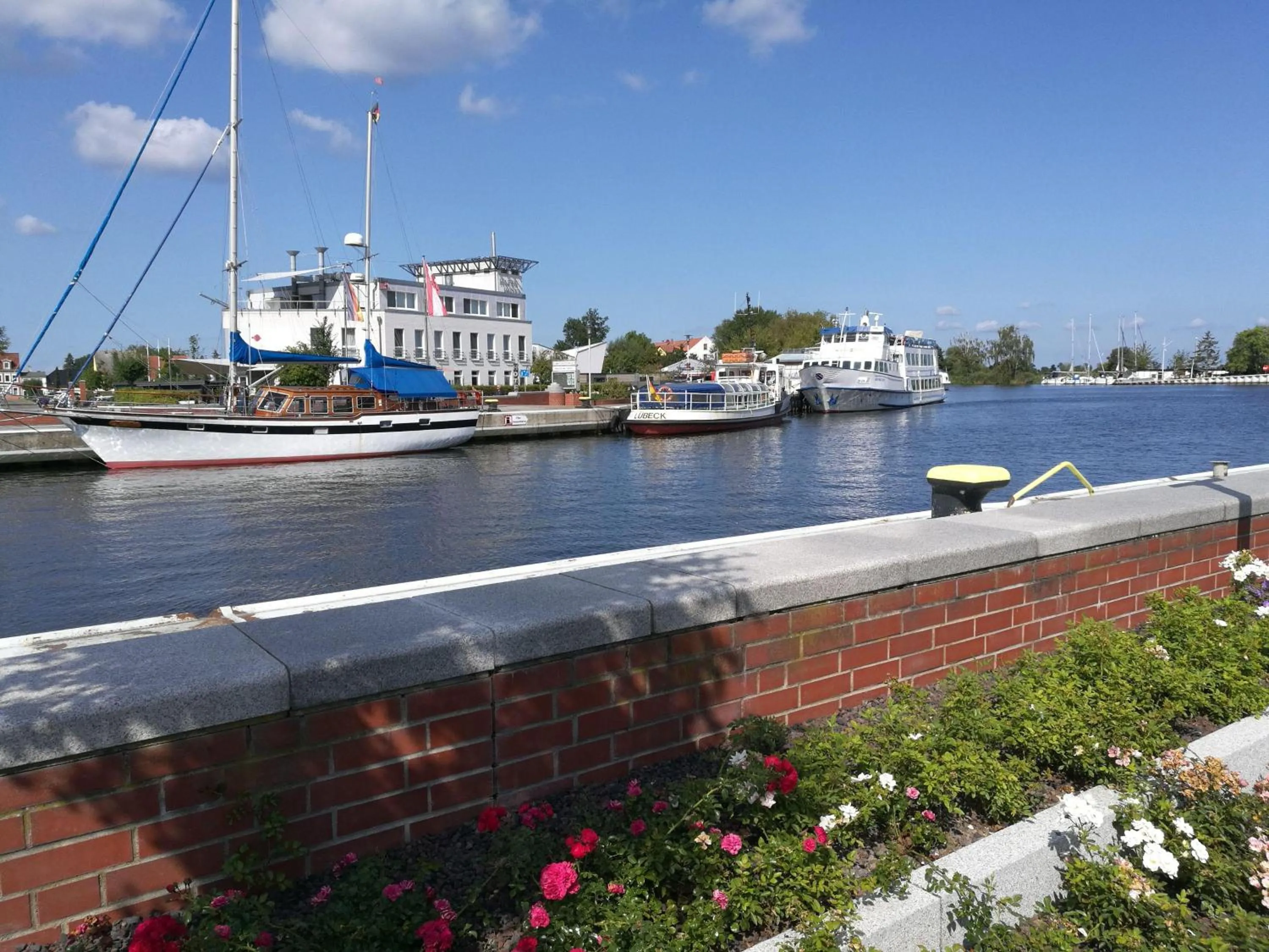 FEWO-bis-2-Pers-inmitten-den-Yachthafens-Ueckermuende-Stettiner-Haff-Ostsee