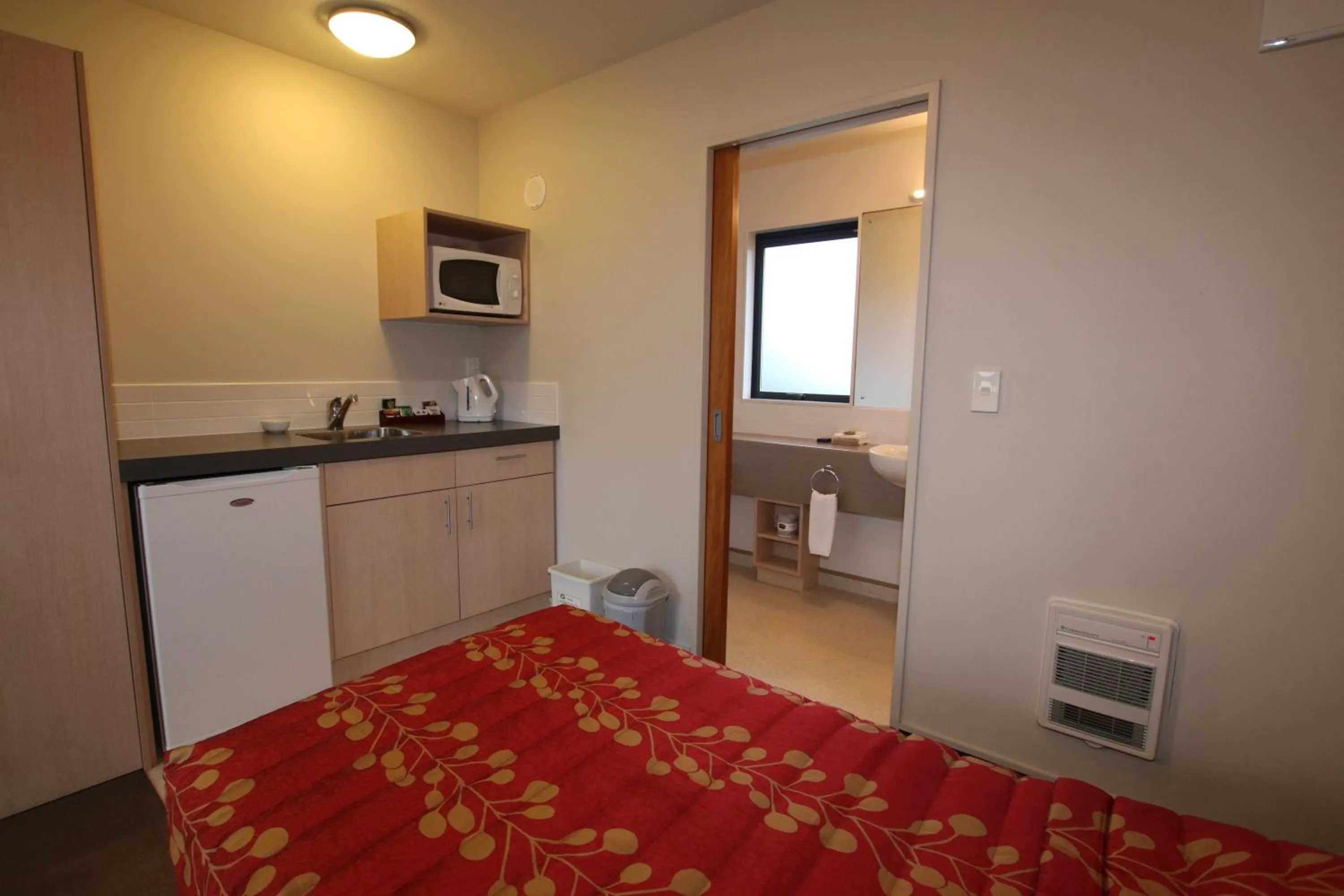 Kitchen or kitchenette, Bed in Bella Vista Motel Kaikoura