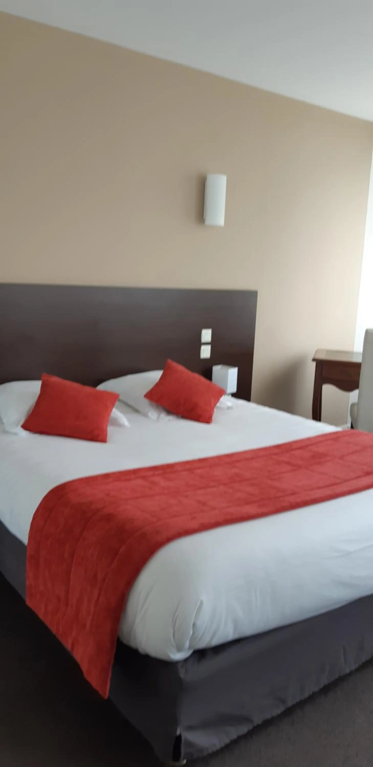 Bed in Logis Hôtel-restaurant Le Grand Cerf