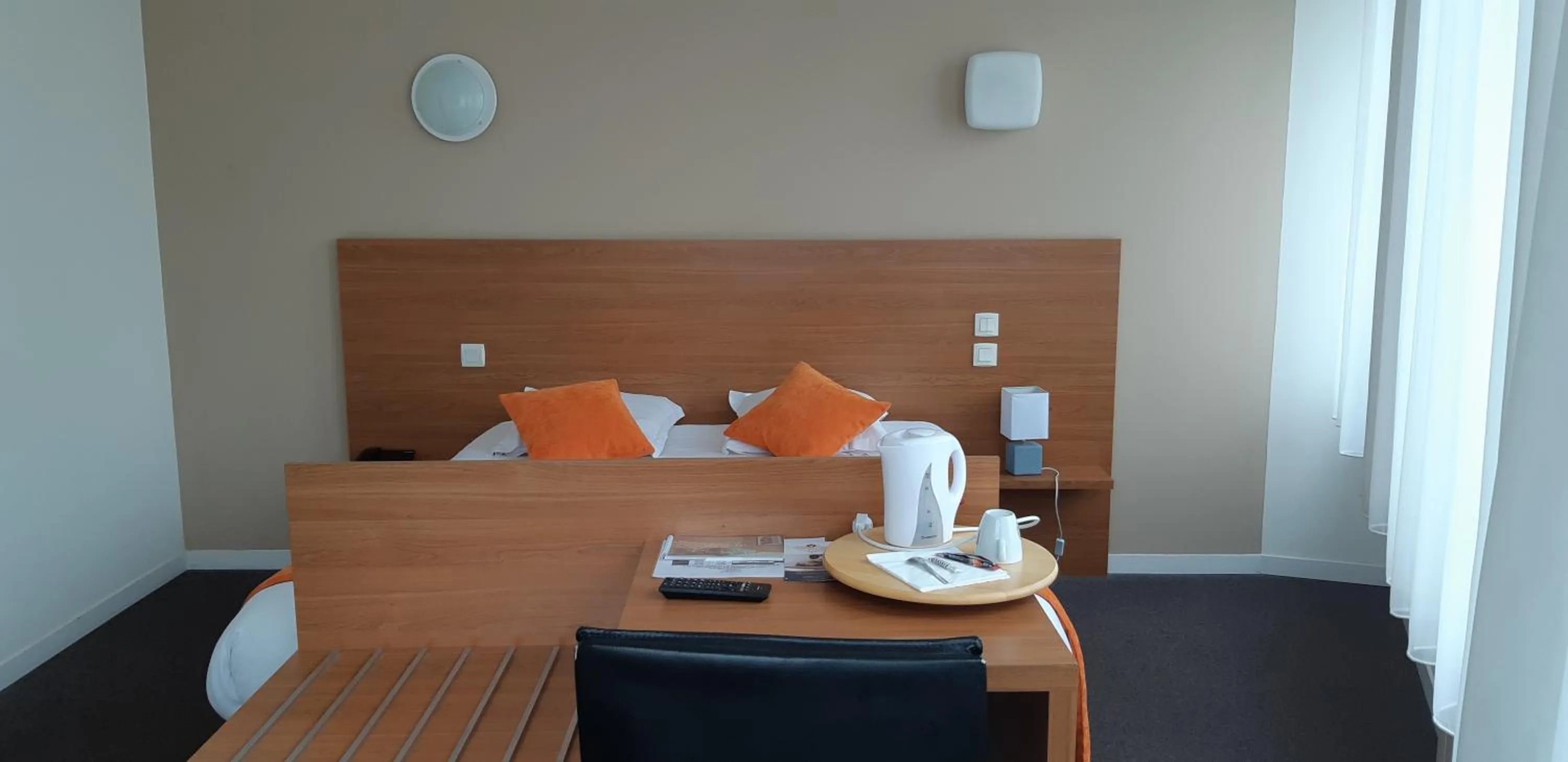 Bed in Logis Hôtel-restaurant Le Grand Cerf