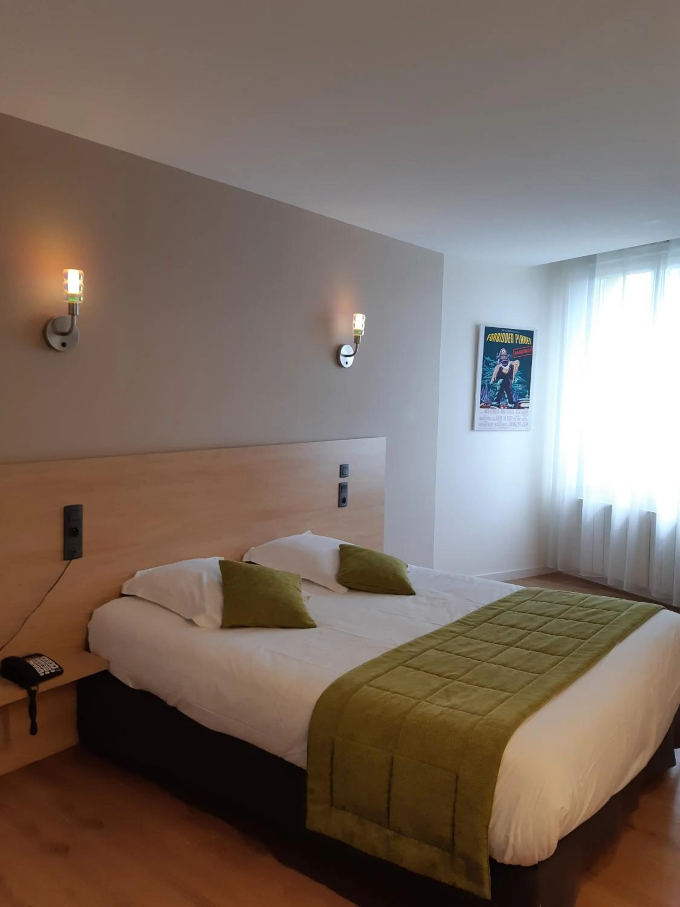 Bed in Logis Hôtel-restaurant Le Grand Cerf