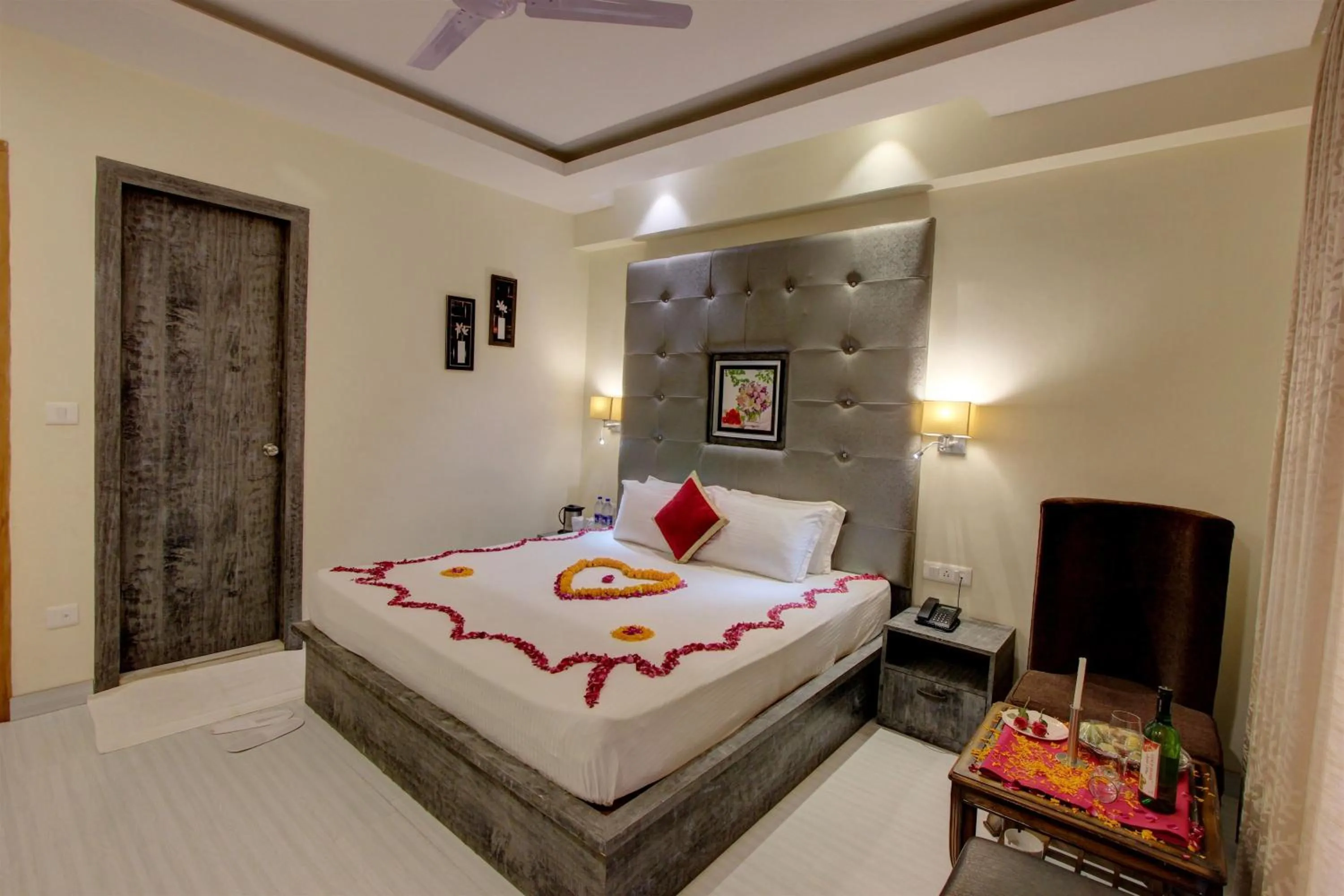 Bedroom, Bed in Hill County Resort & Spa