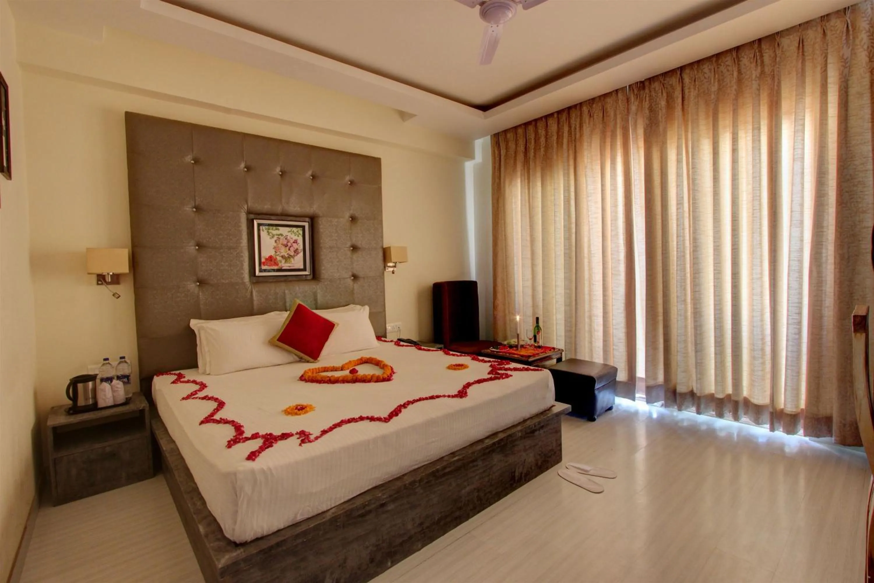 Bedroom, Bed in Hill County Resort & Spa