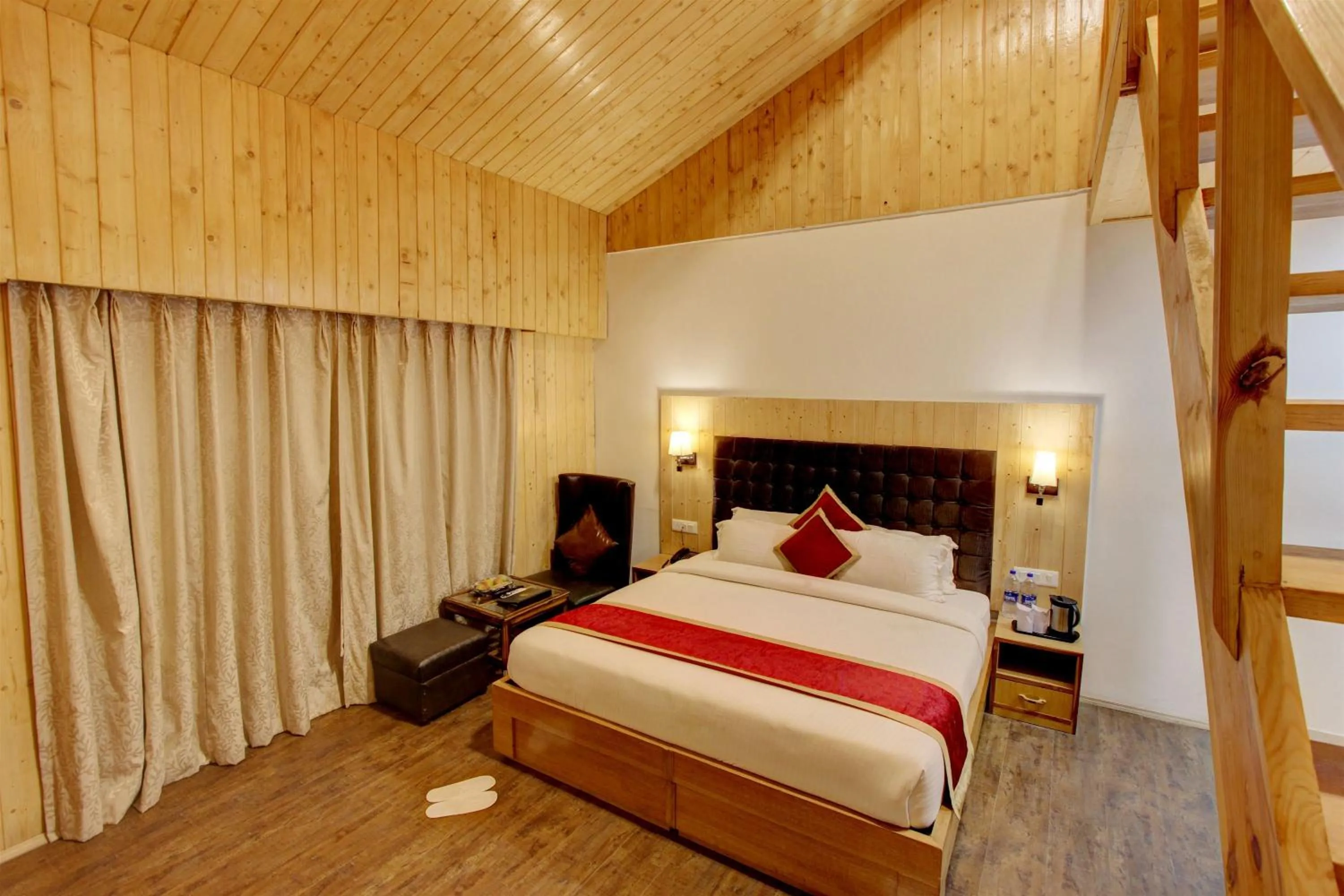 Bedroom, Bed in Hill County Resort & Spa