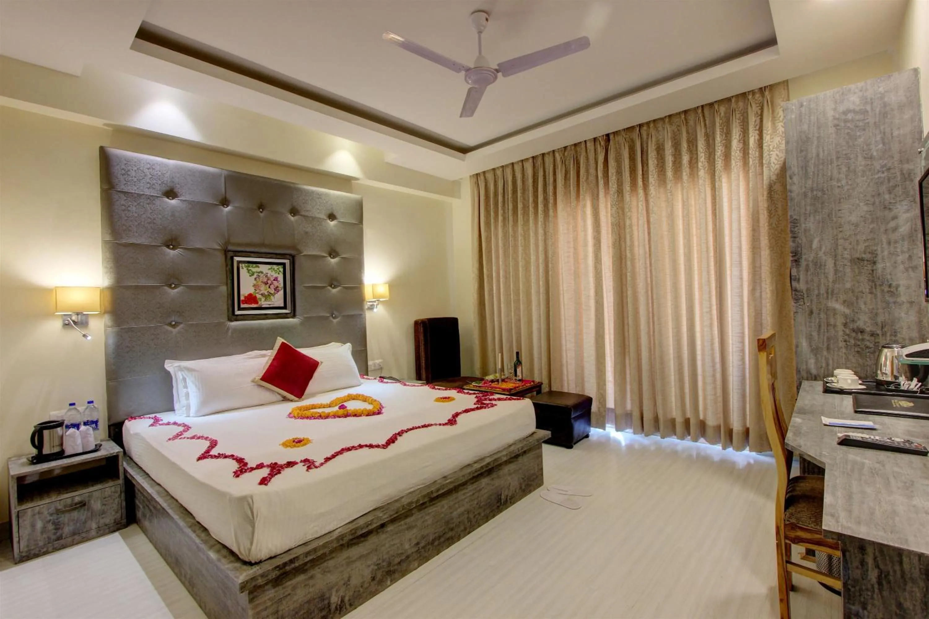 Dining area, Bed in Hill County Resort & Spa