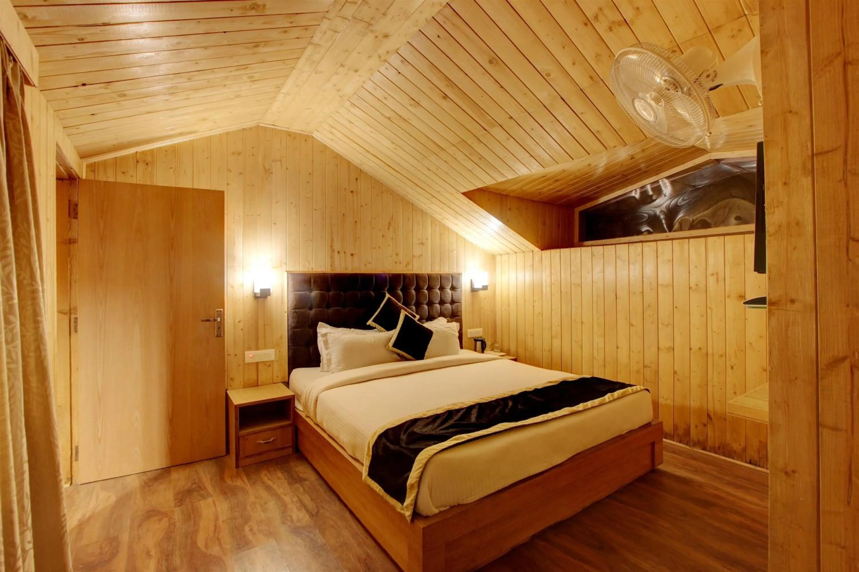 Bedroom, Bed in Hill County Resort & Spa