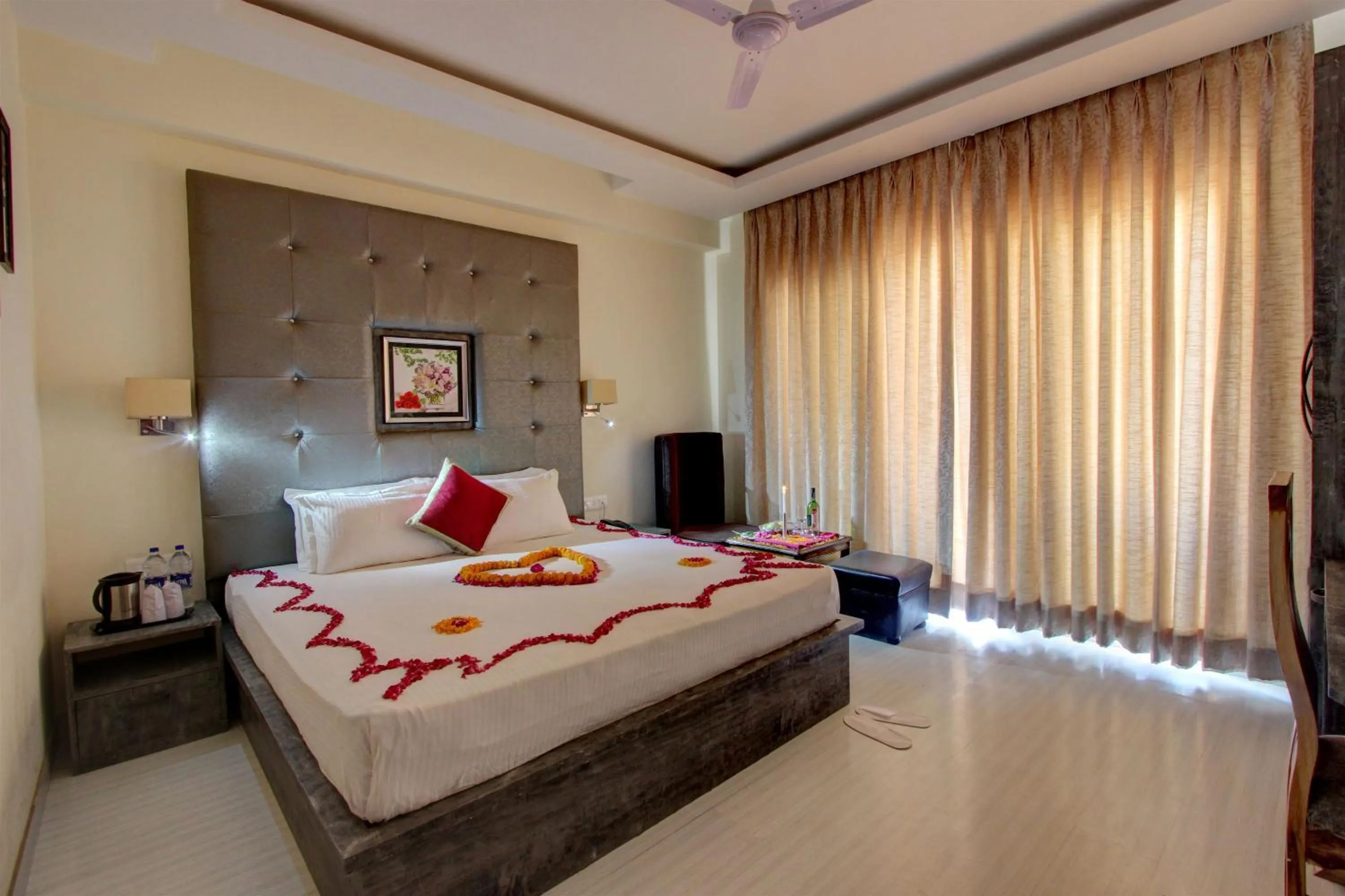 Bedroom, Bed in Hill County Resort & Spa