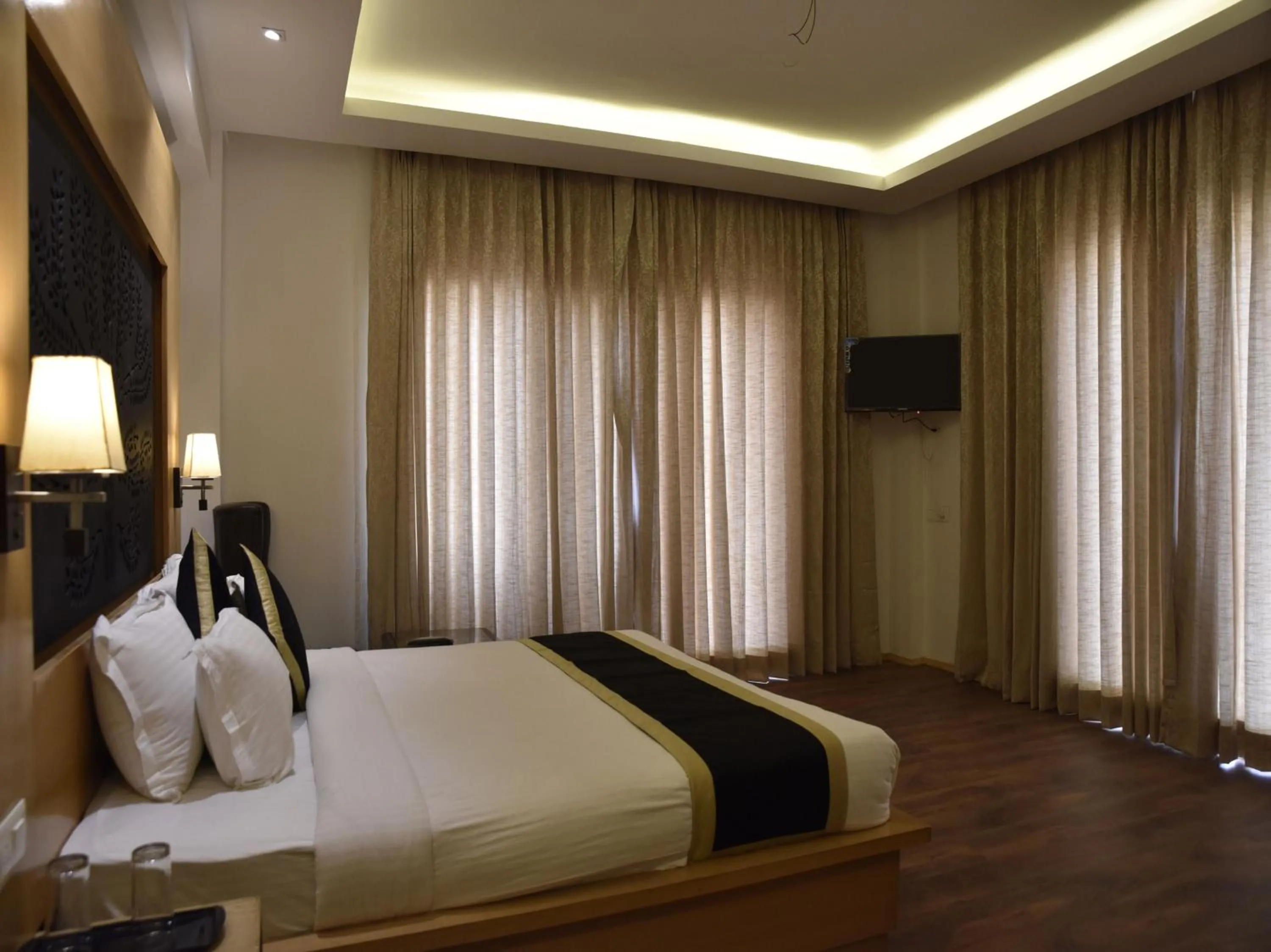 Bedroom, Bed in Hill County Resort & Spa