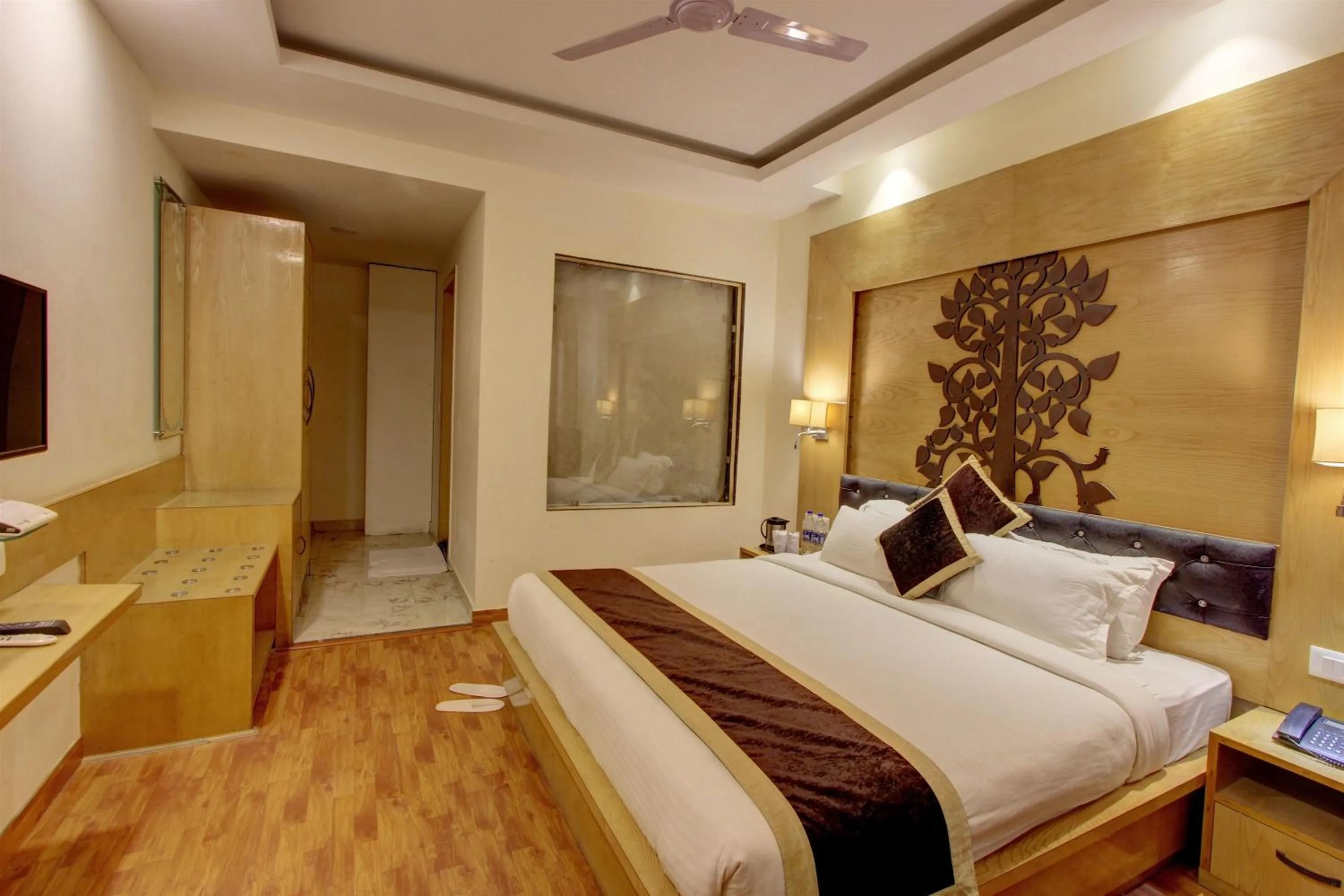 Bedroom, Bed in Hill County Resort & Spa