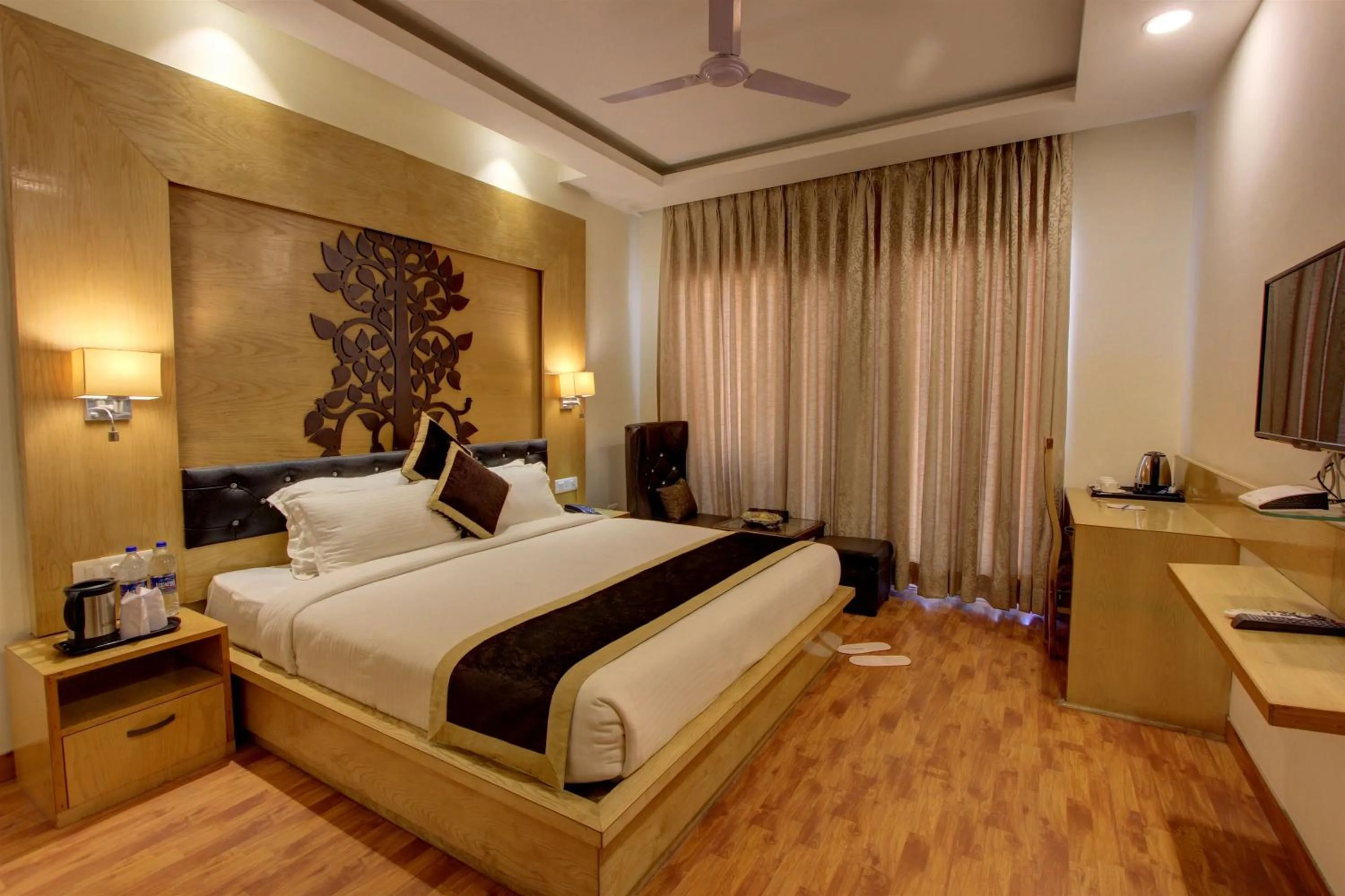 Bedroom, Bed in Hill County Resort & Spa