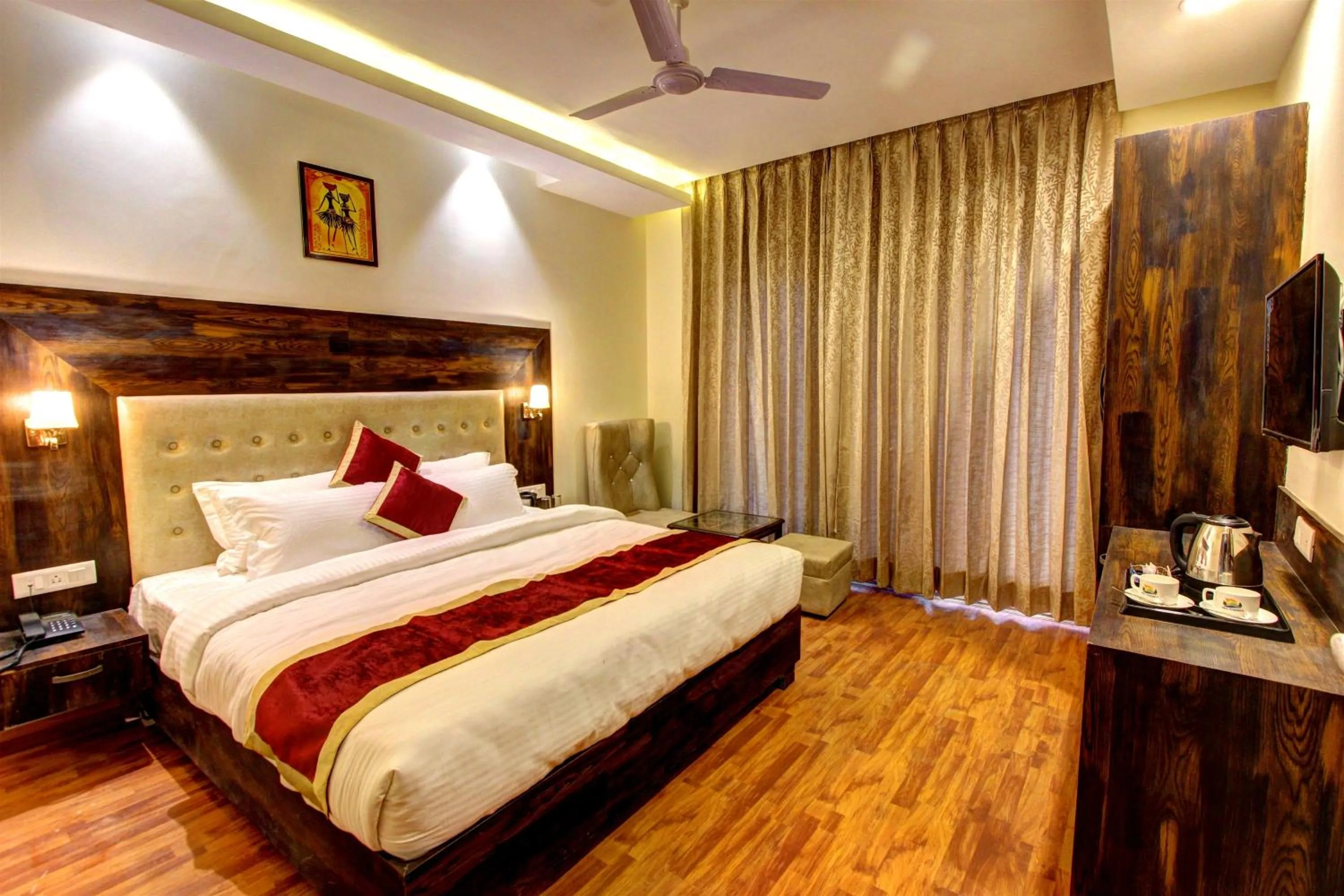 Bedroom, Bed in Hill County Resort & Spa