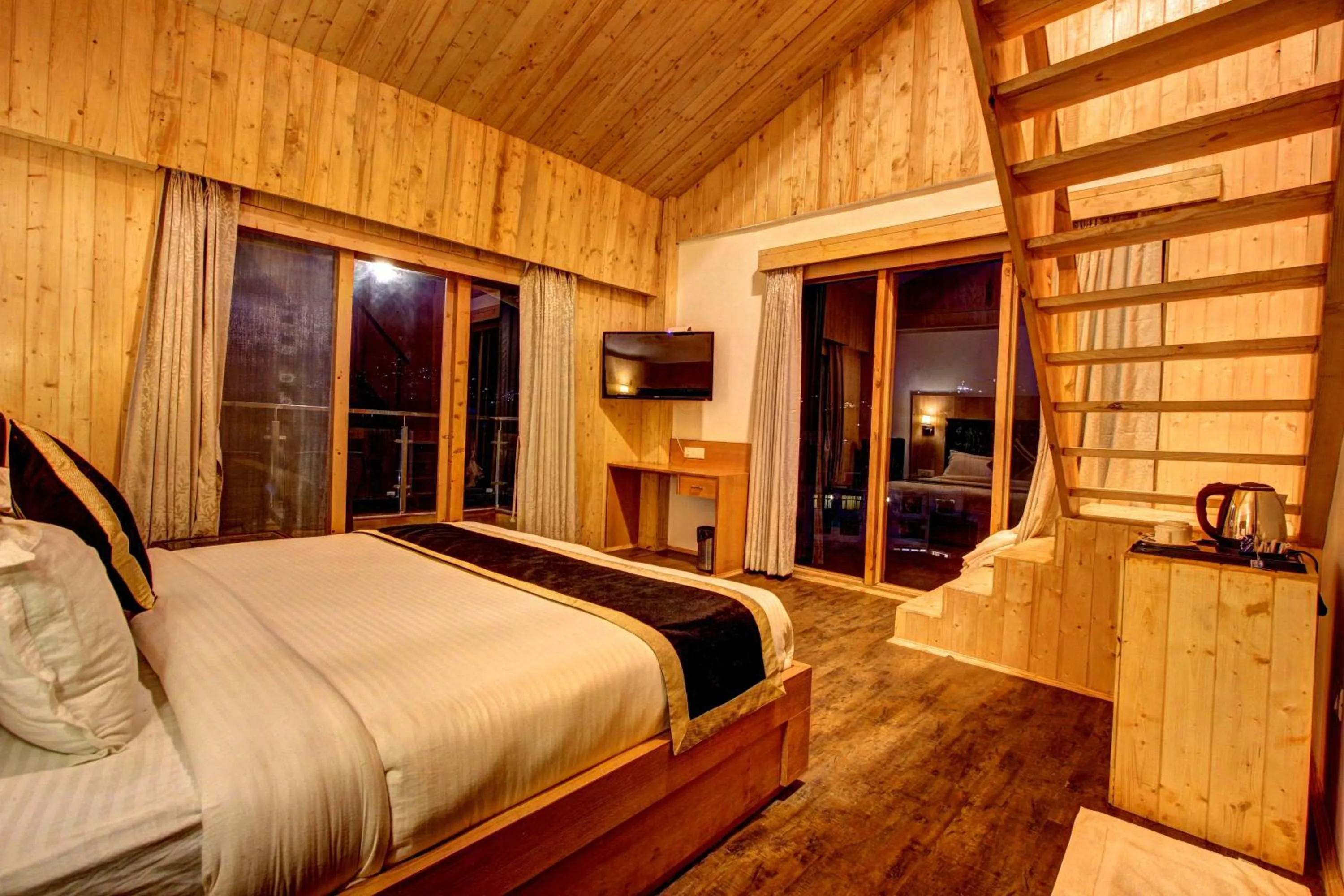 Bedroom, Bed in Hill County Resort & Spa