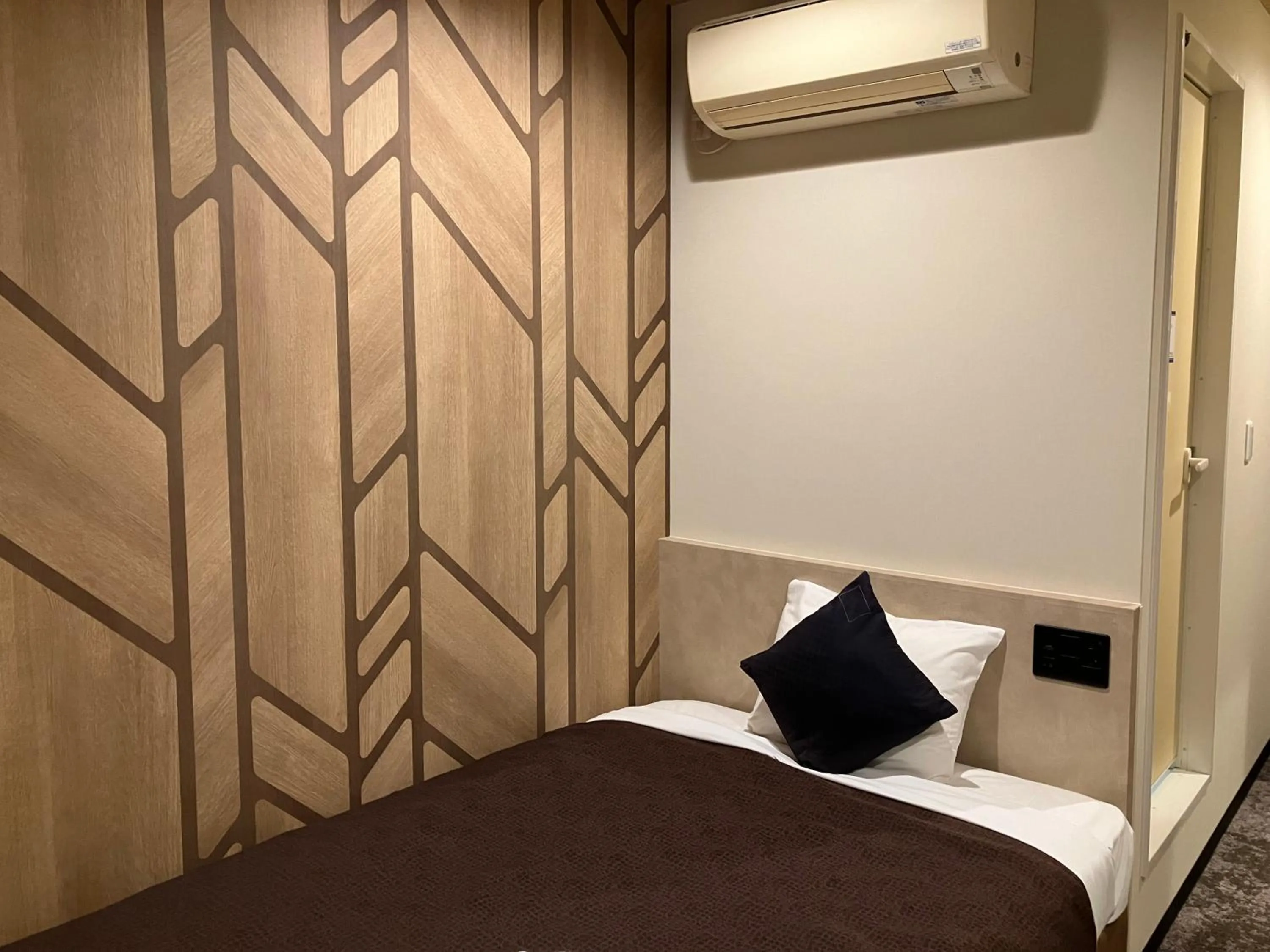 air conditioner, Bed in HOTEL LiVEMAX BUDGET Amagasaki
