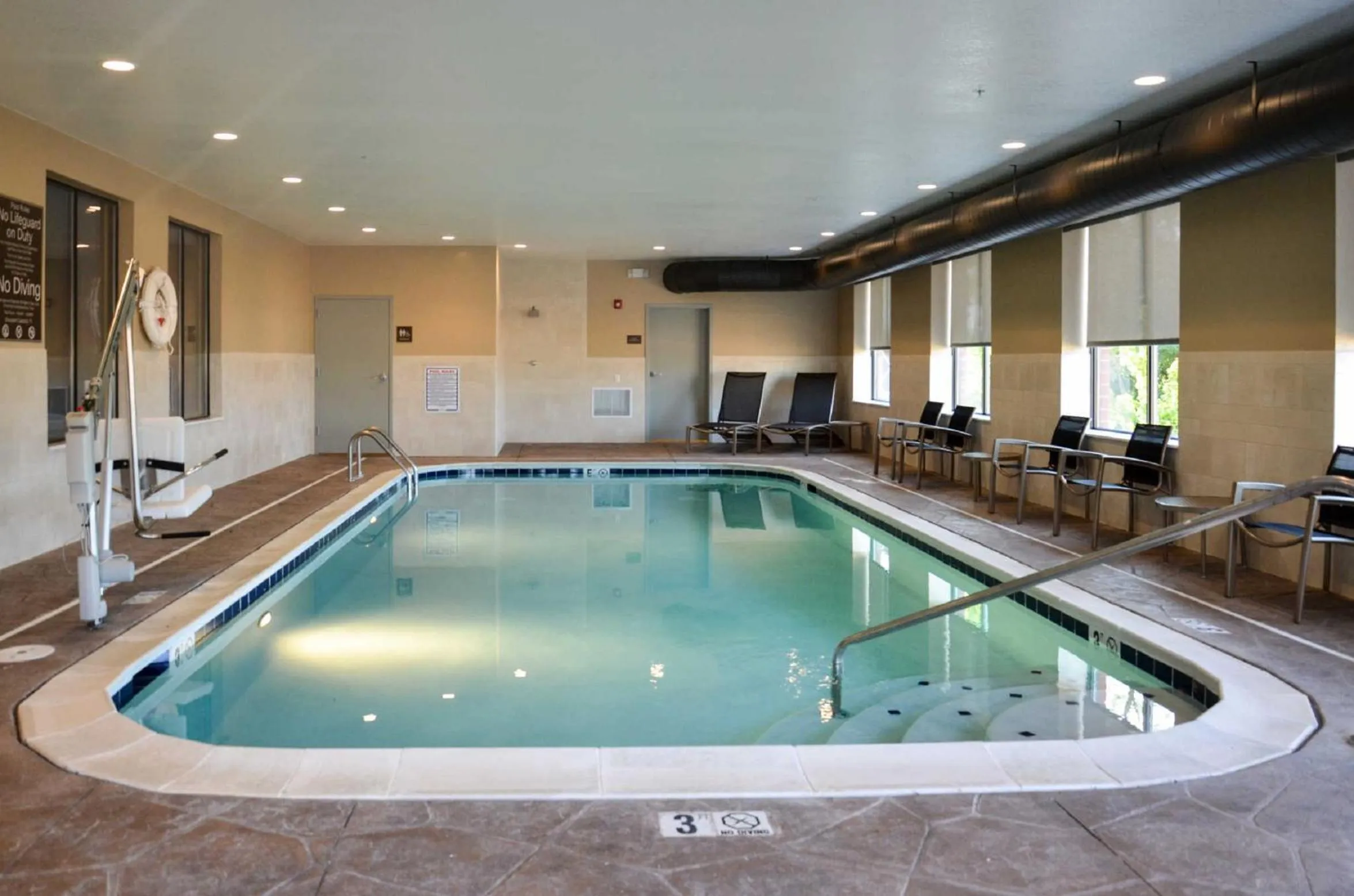 Swimming pool in Comfort Suites Florence - Cincinnati South