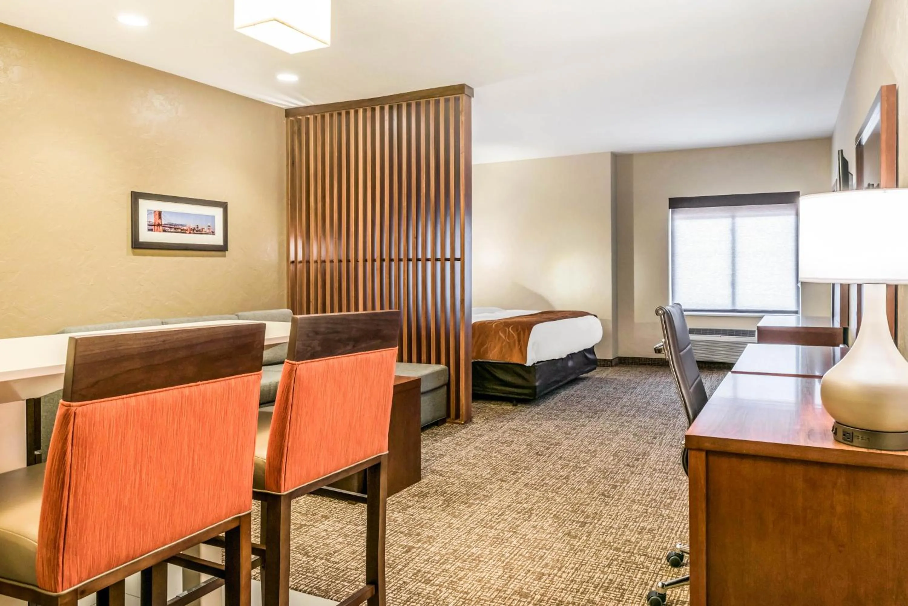 Seating area, Bed in Comfort Suites Florence - Cincinnati South