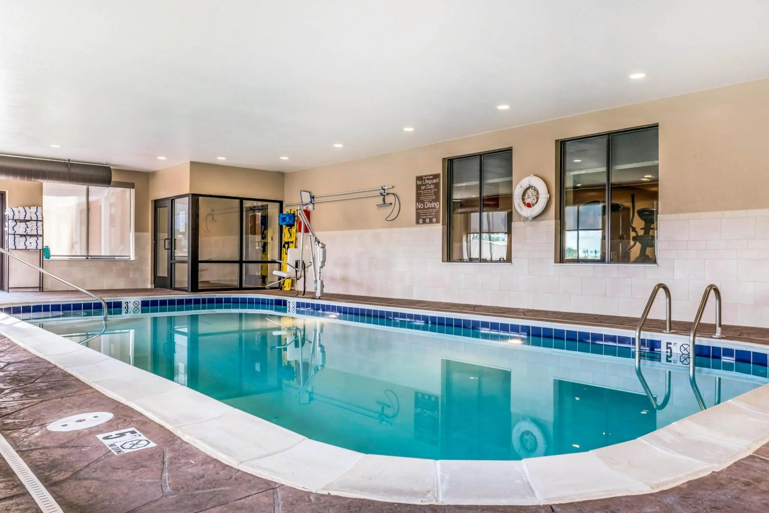 Swimming pool in Comfort Suites Florence - Cincinnati South