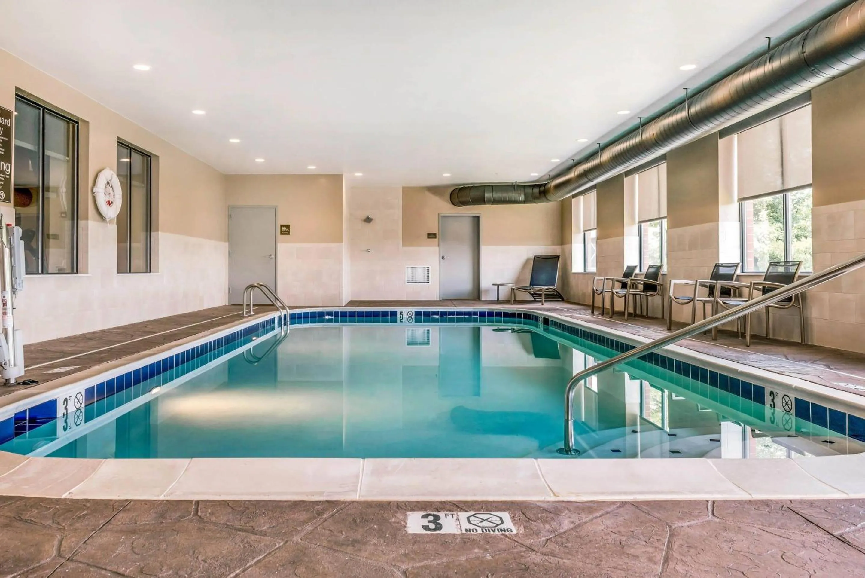 Swimming pool in Comfort Suites Florence - Cincinnati South