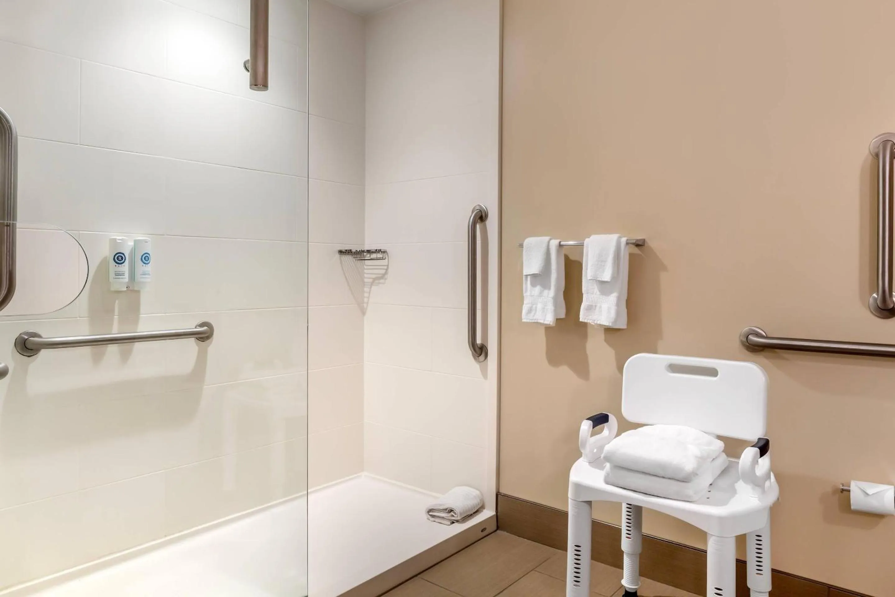 Bedroom in Comfort Suites Florence - Cincinnati South