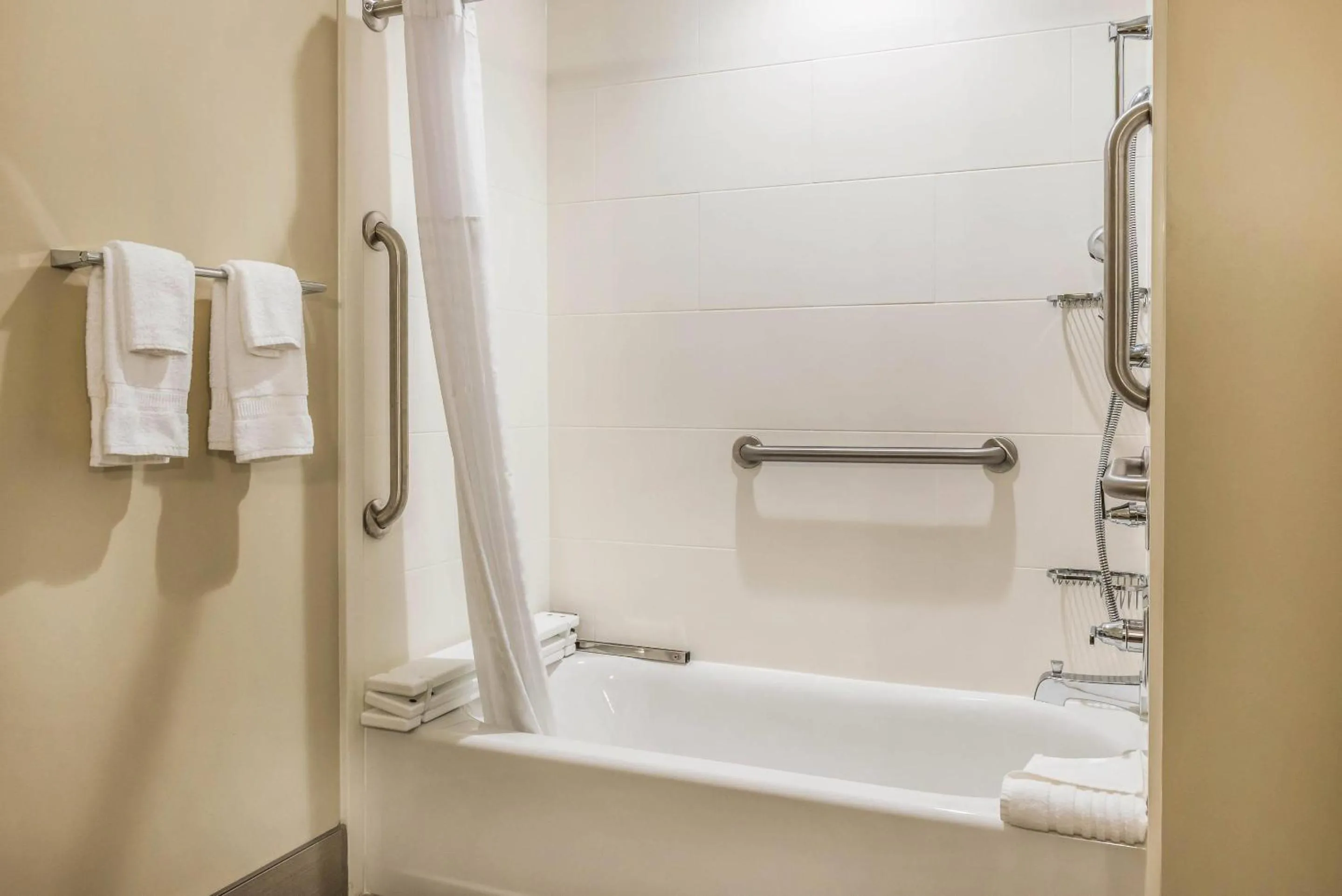 Bedroom in Comfort Suites Florence - Cincinnati South