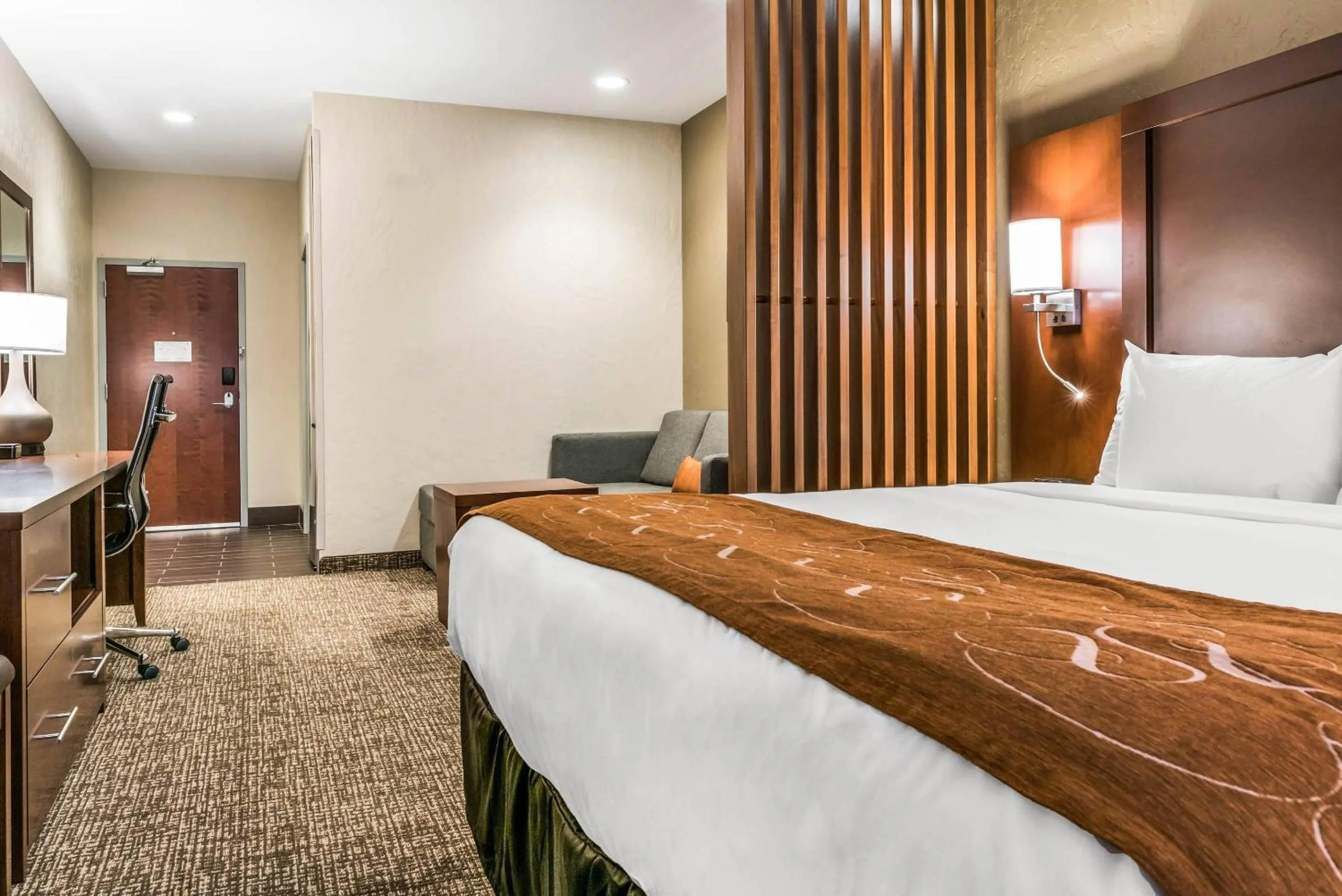 Bedroom, Bed in Comfort Suites Florence - Cincinnati South