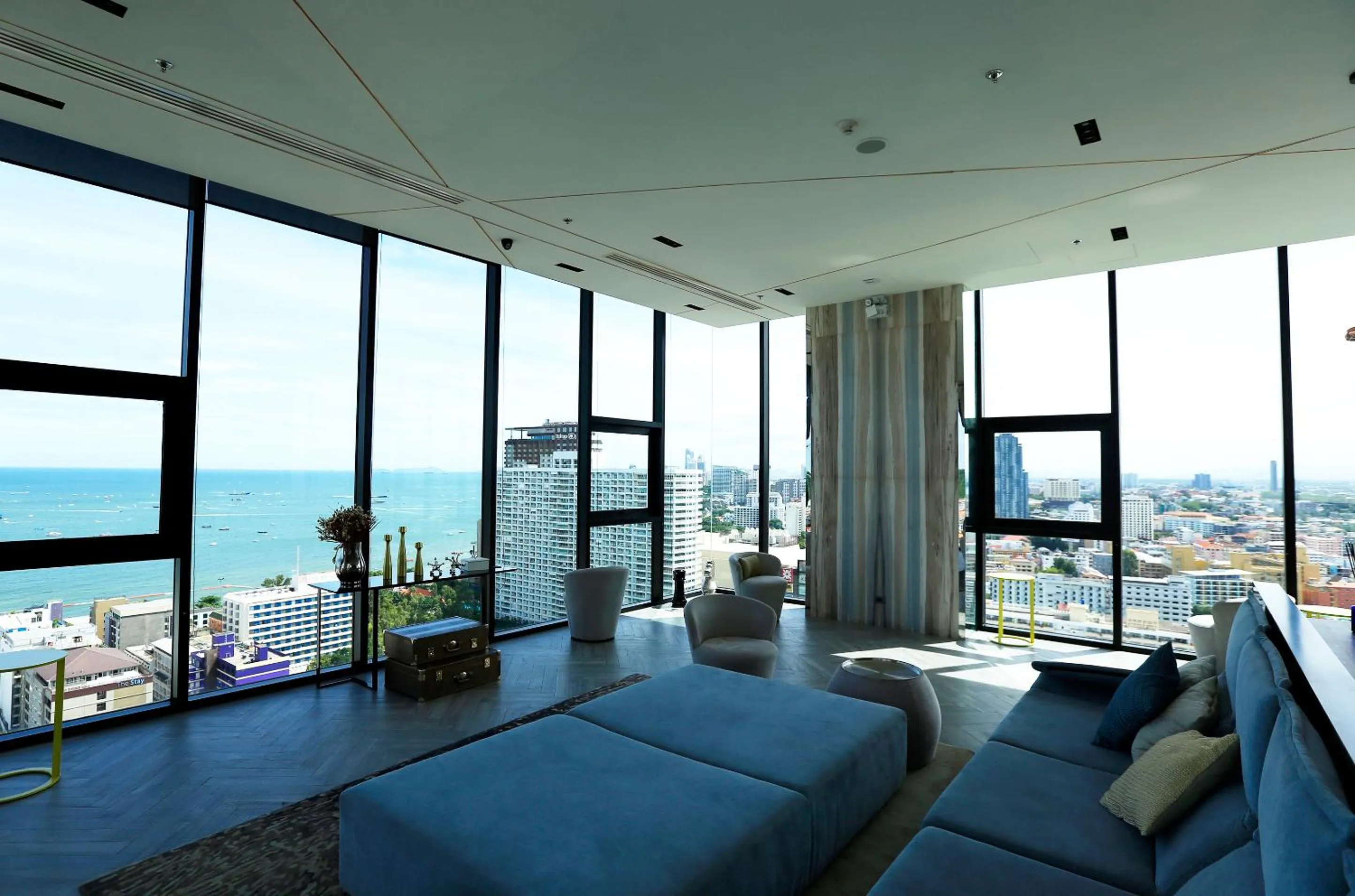 Lounge or bar in LLX Apartments at The Base condo