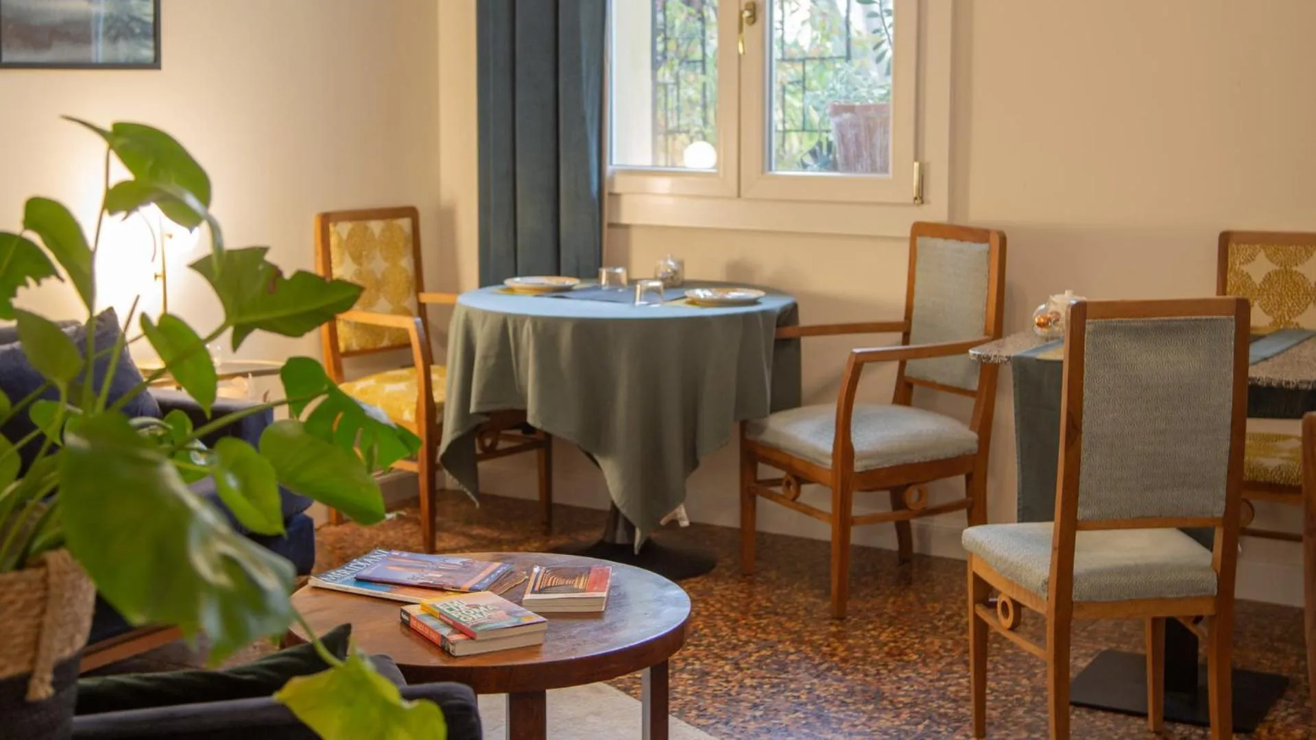 Seating area in Good Morning Bologna