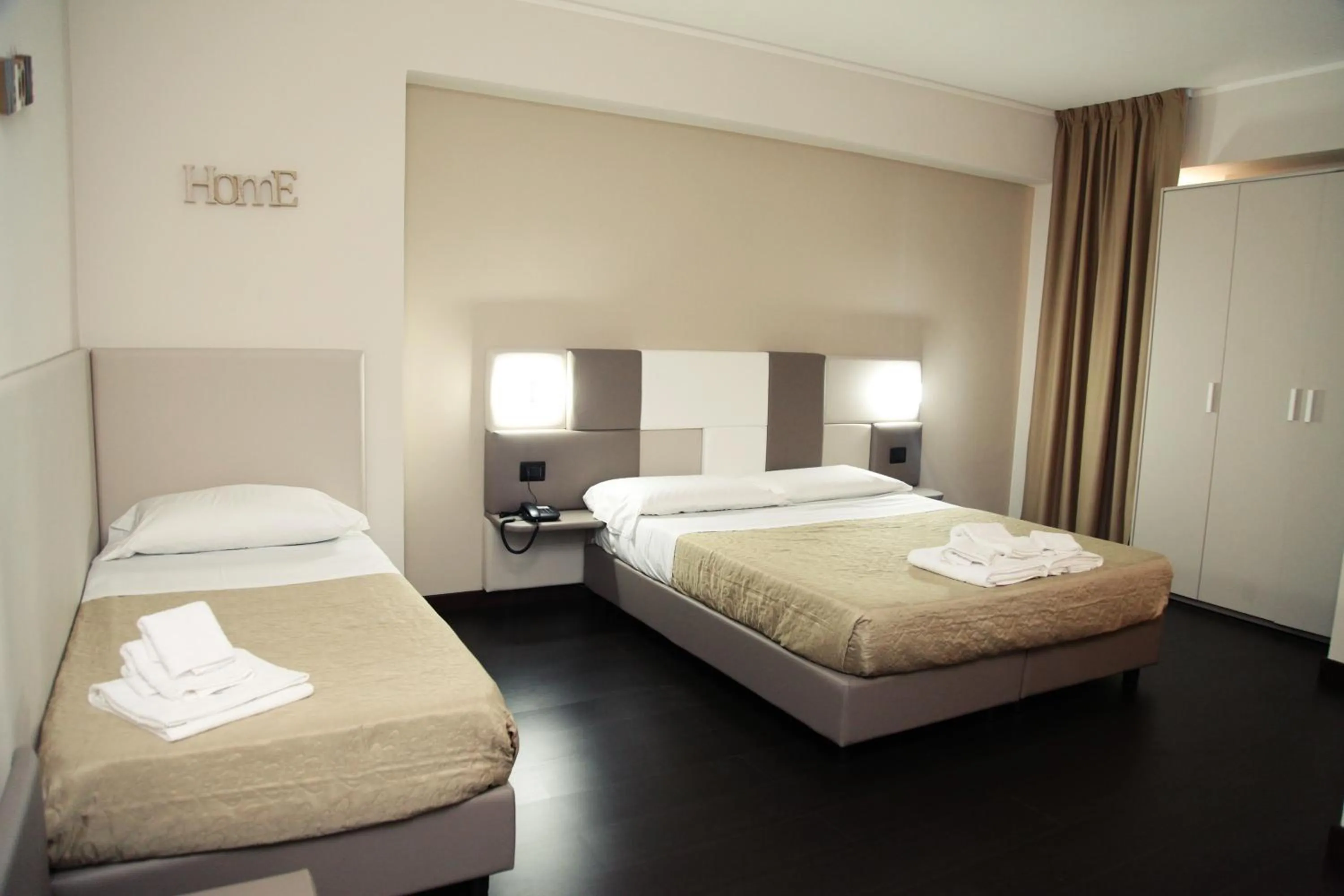 Bedroom, Bed in Hotel Sogni D'Oro Airport