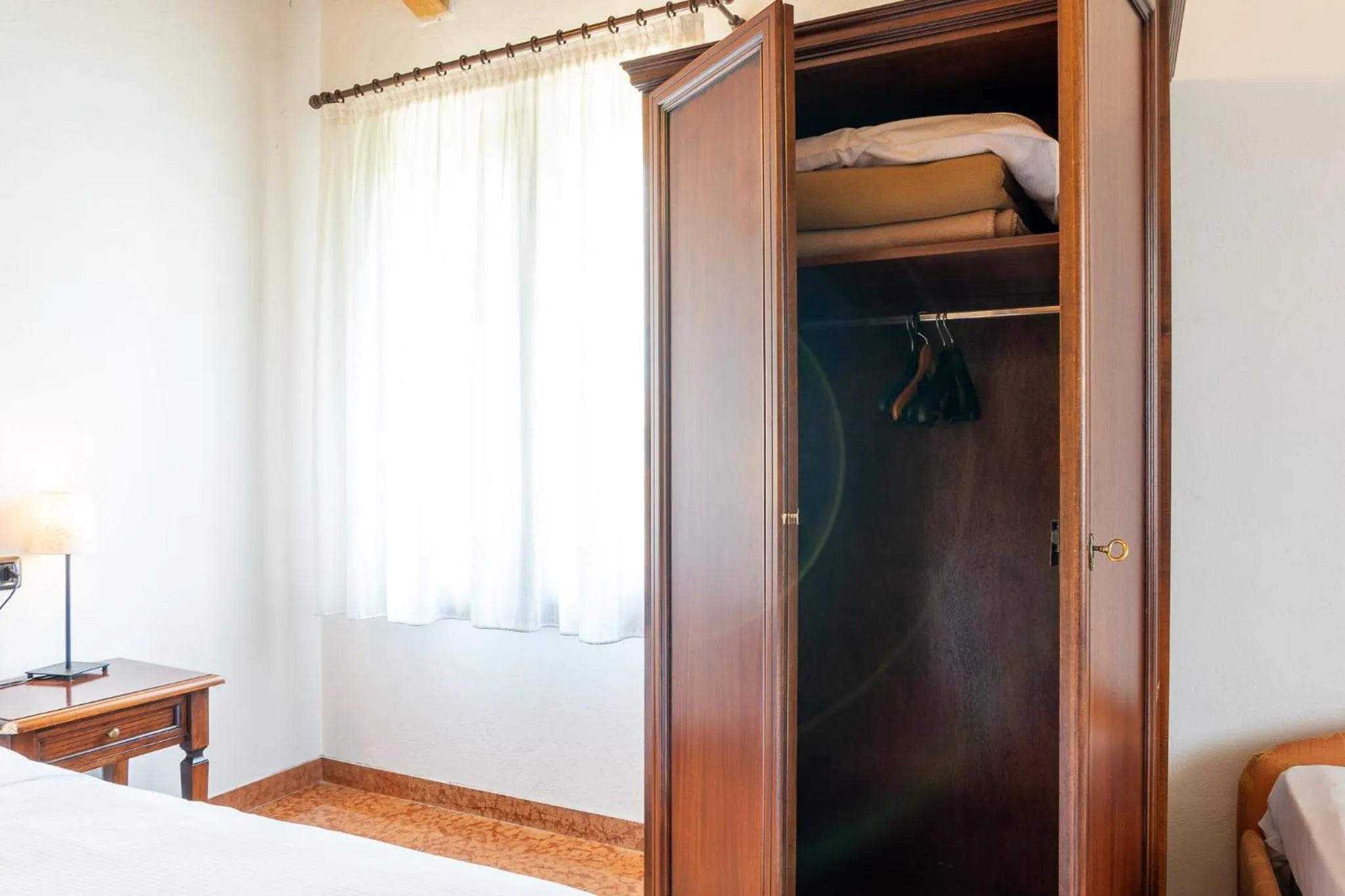 wardrobe, Bed in Agriturismo Cà Nuova