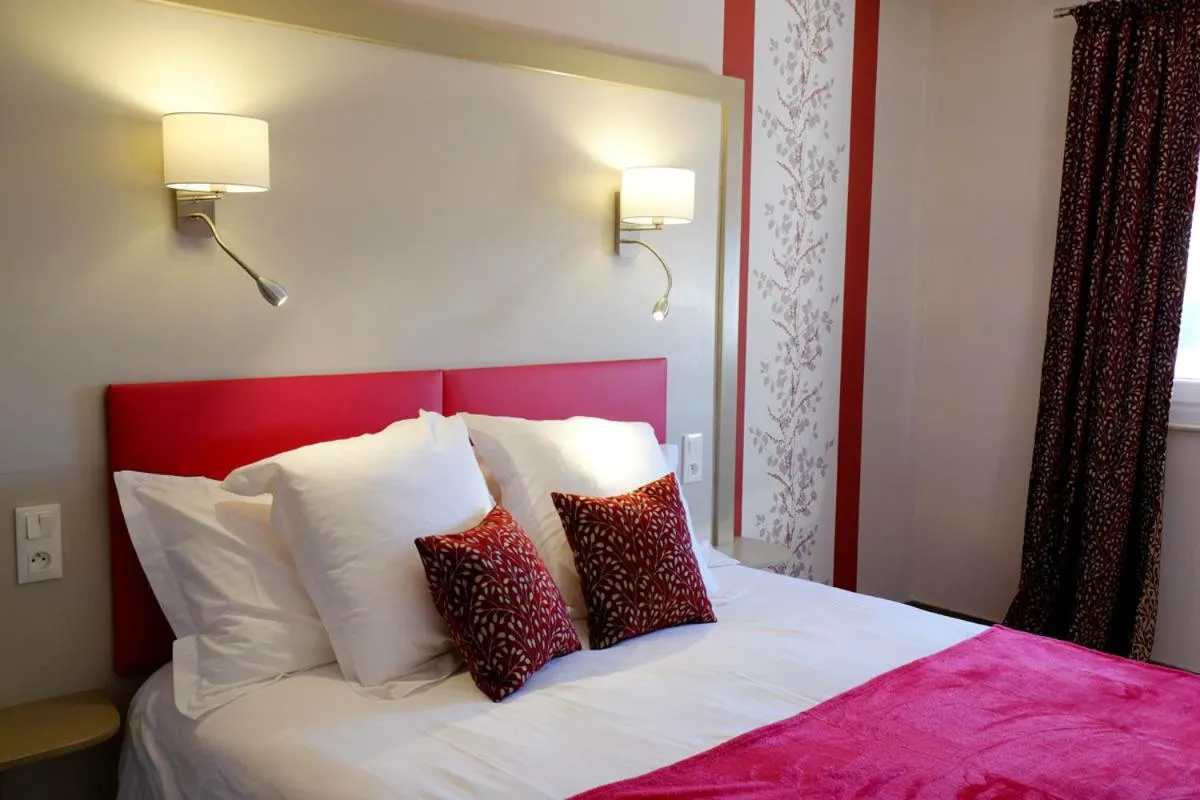 Bed in Hotel Restaurant SPA "Le Relais Des Moines - Logis de France"