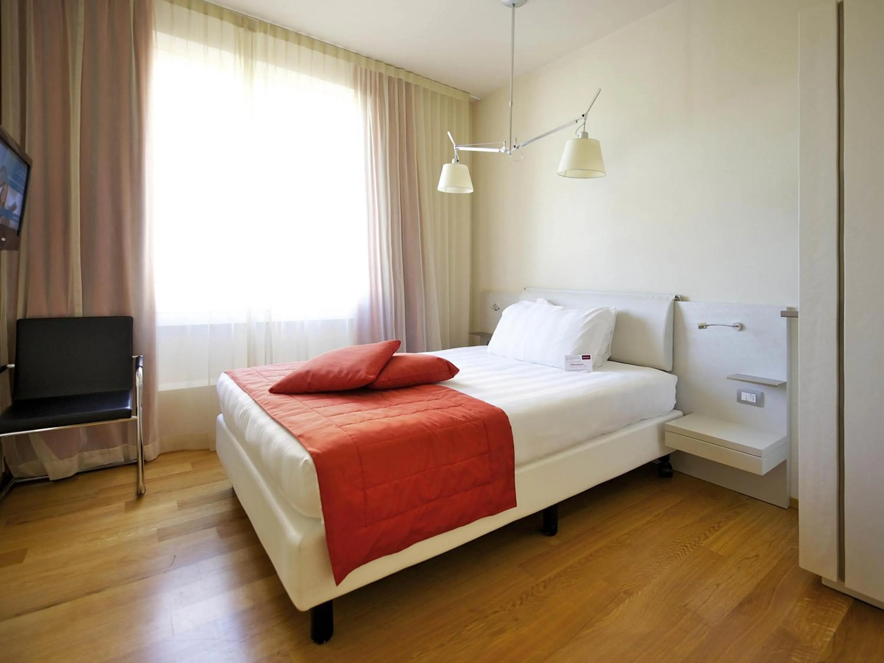 Bedroom, Bed in Hotel Mercure Milano Solari