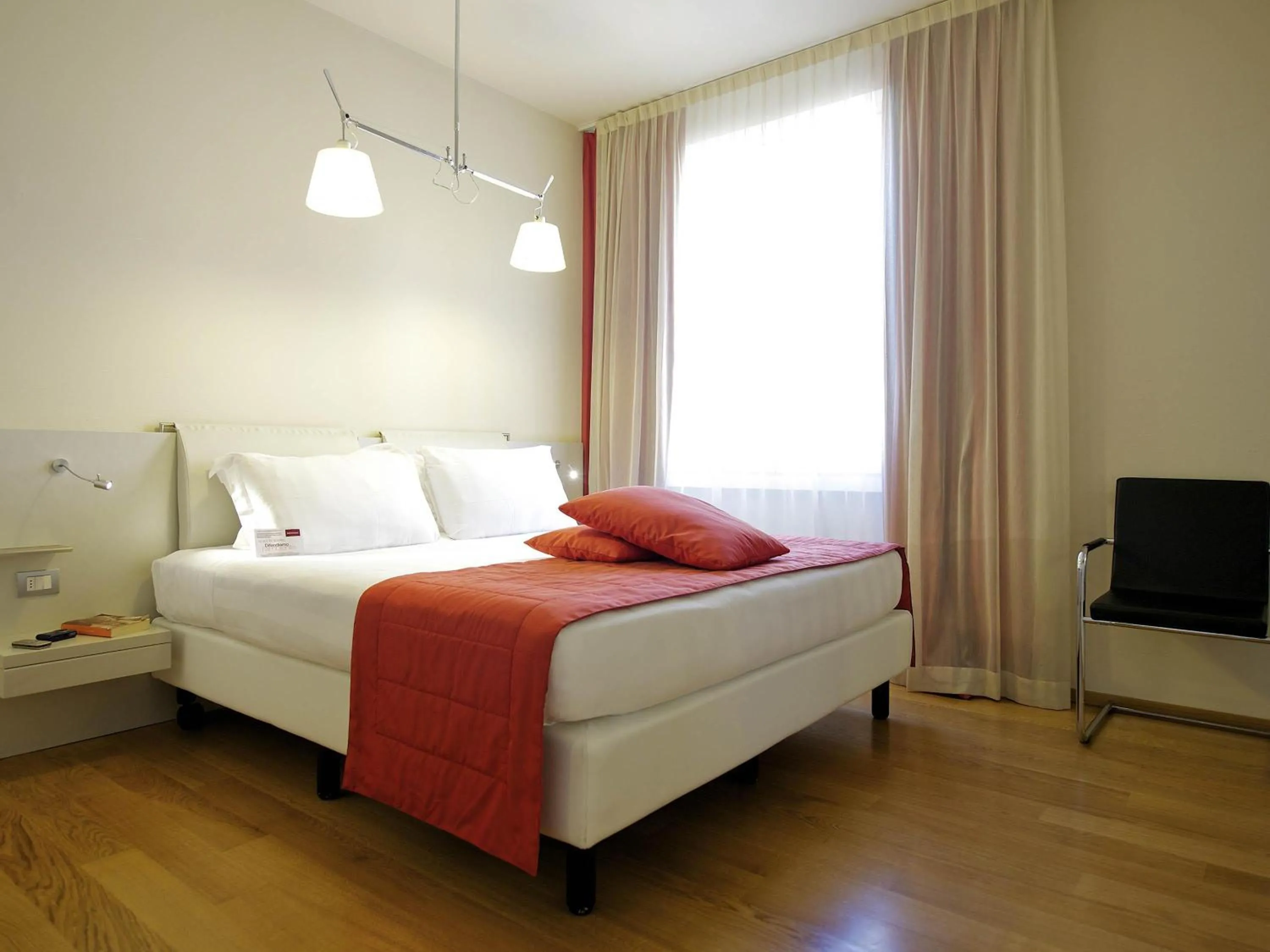 Bedroom, Bed in Hotel Mercure Milano Solari