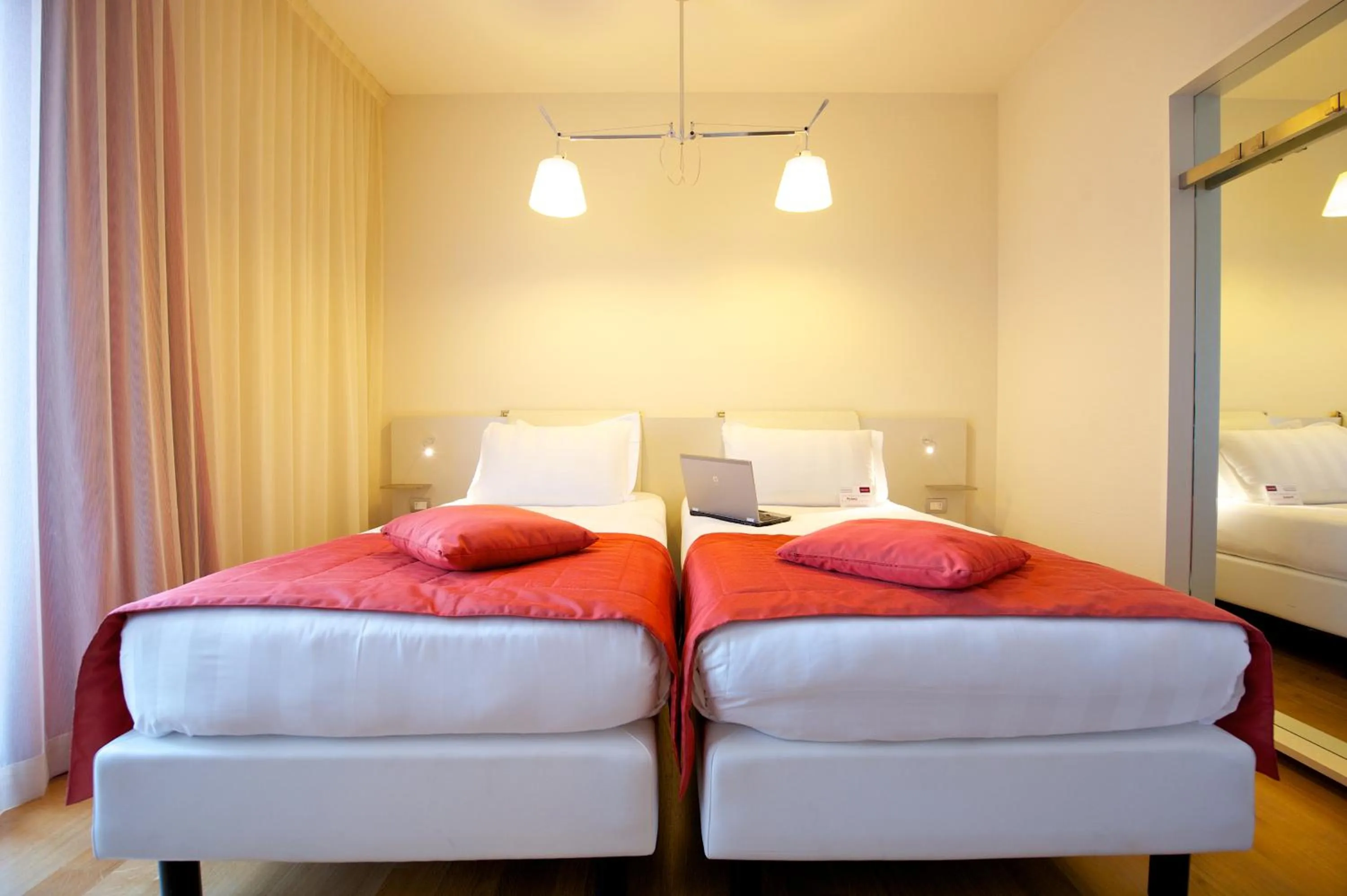 Bed in Hotel Mercure Milano Solari