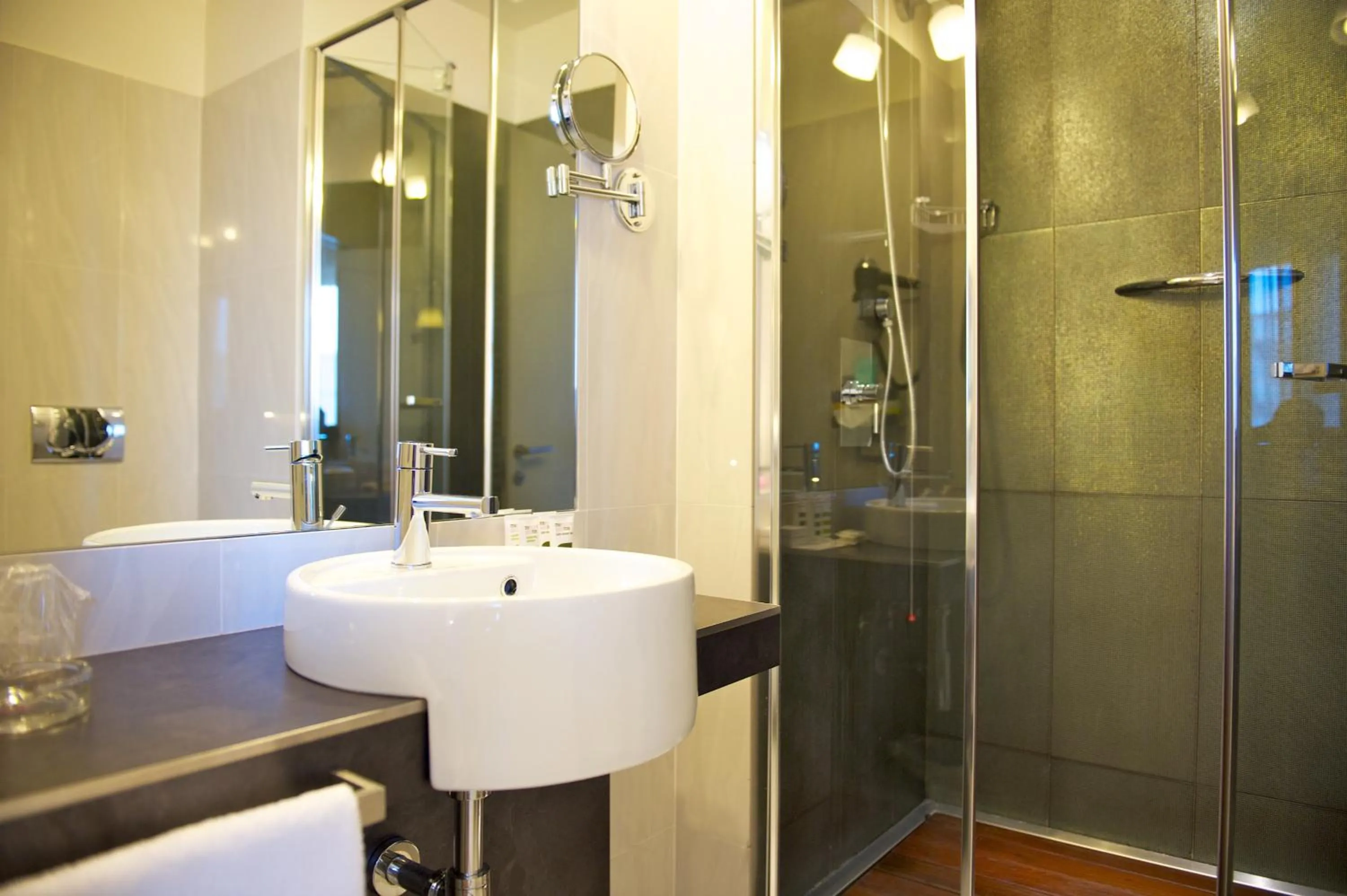 Shower in Hotel Mercure Milano Solari