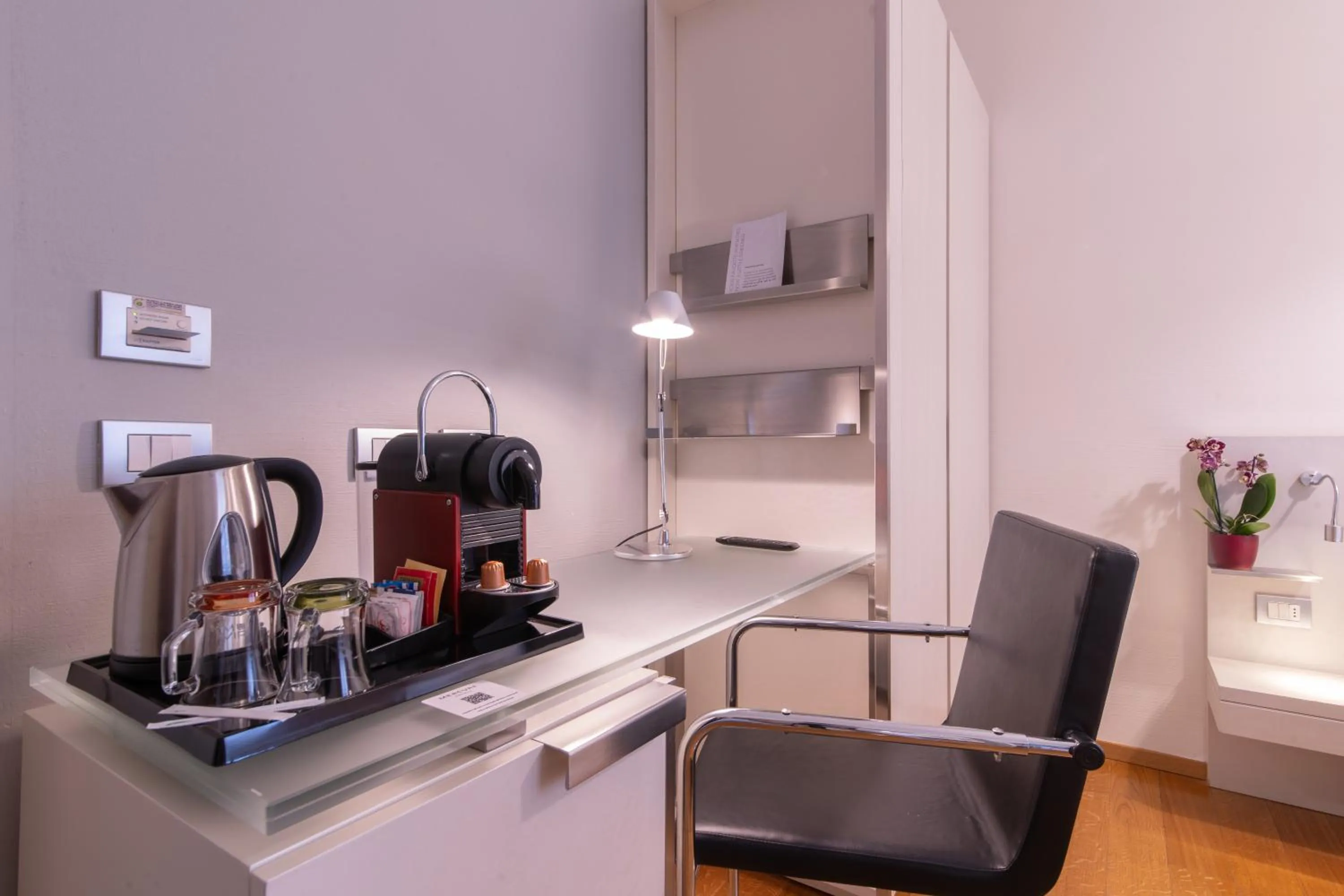 Coffee/tea facilities in Hotel Mercure Milano Solari