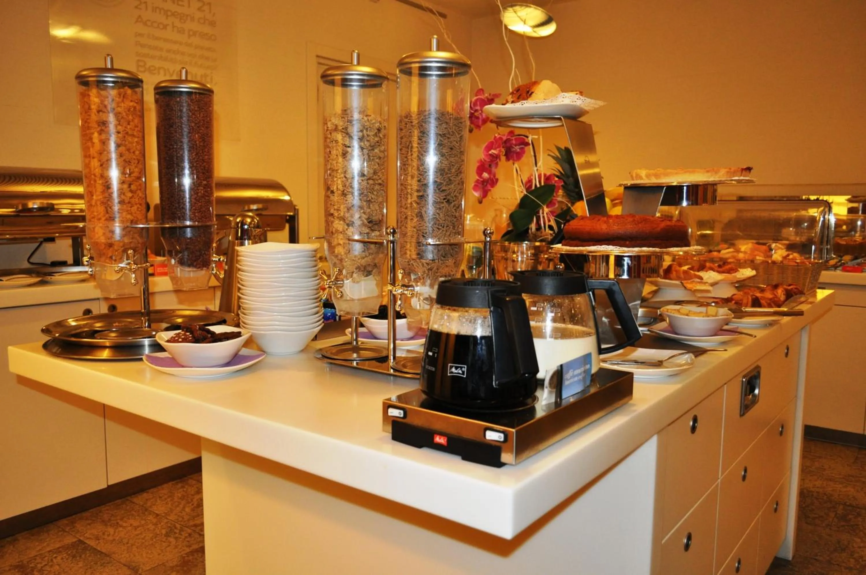 Restaurant/places to eat in Hotel Mercure Milano Solari