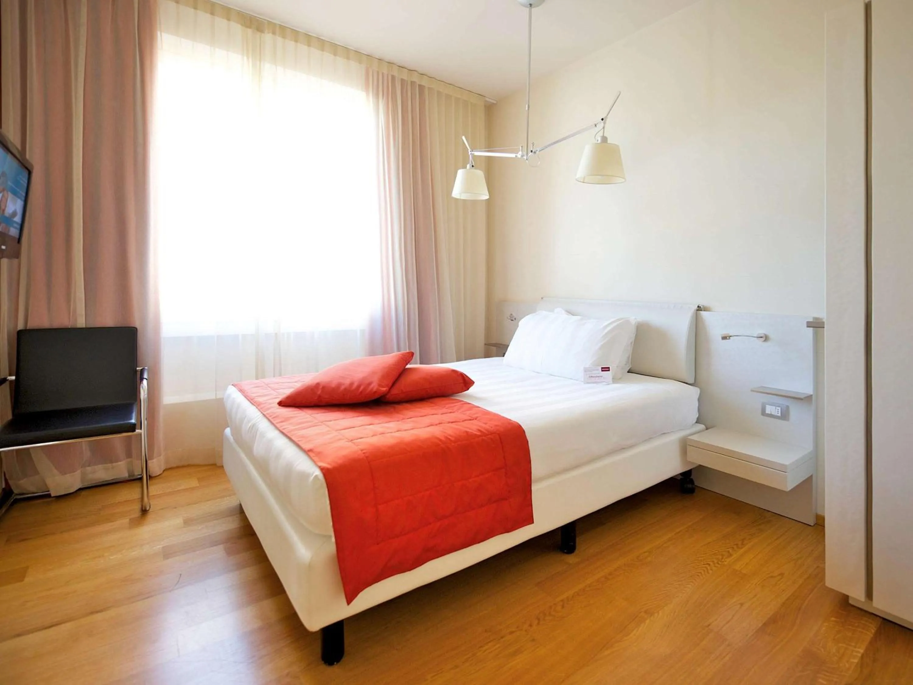 Photo of the whole room, Bed in Hotel Mercure Milano Solari