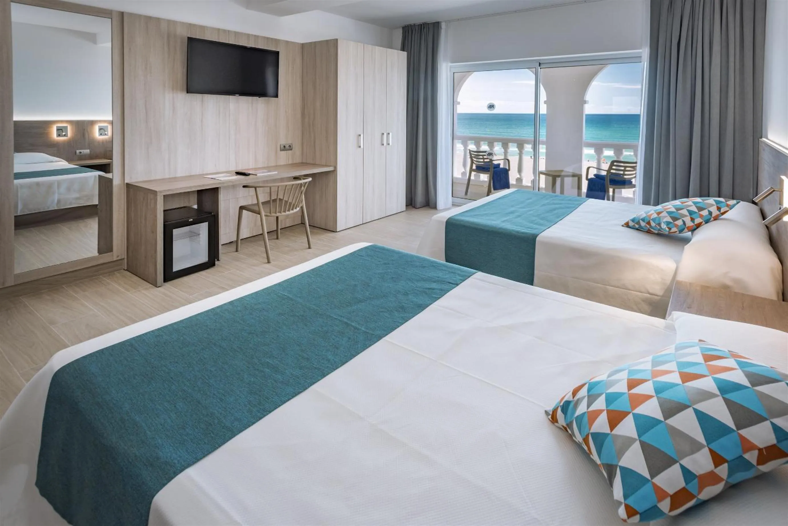 Photo of the whole room, Bed in 4R Gran Europe