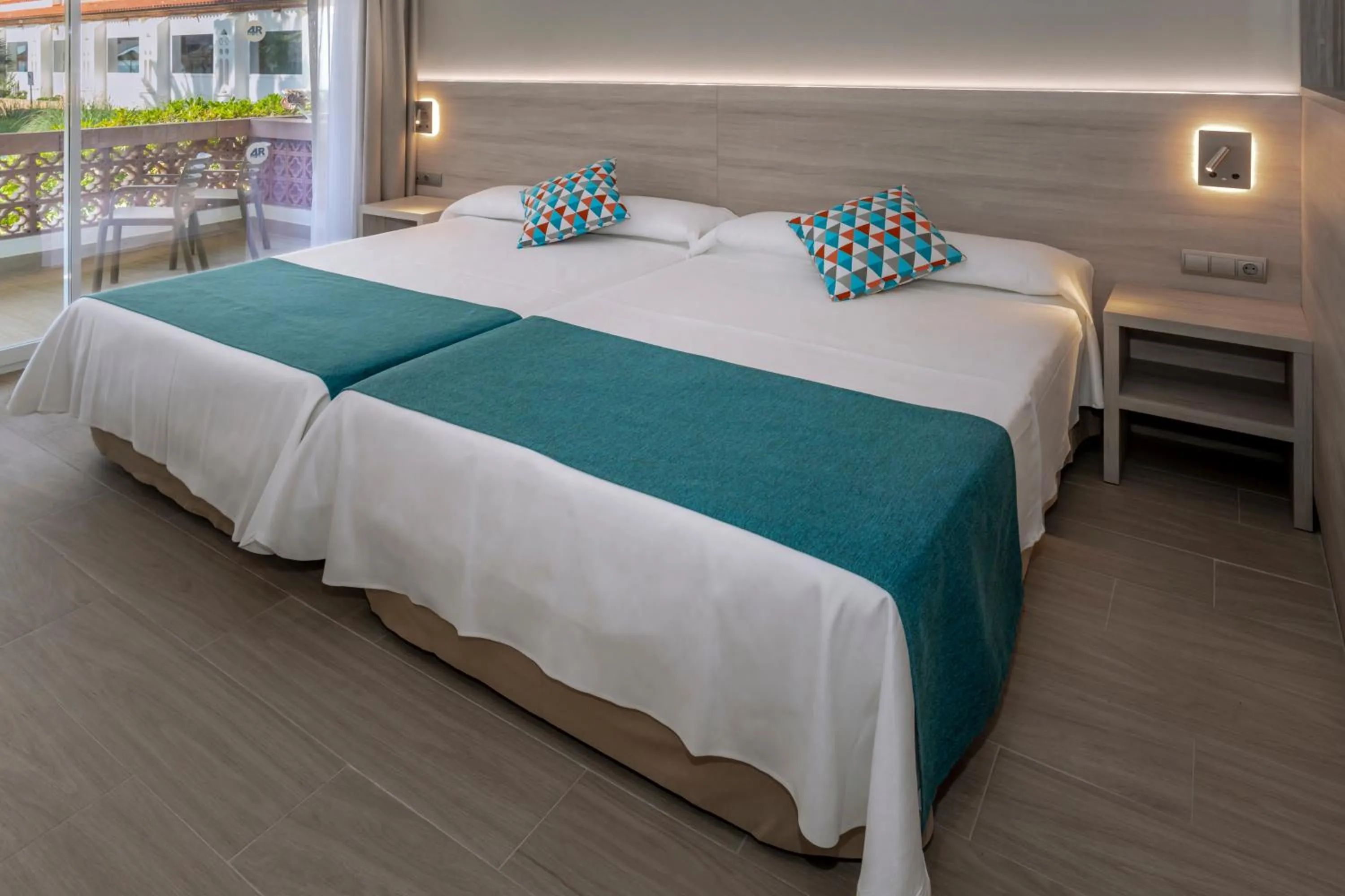 Photo of the whole room, Bed in 4R Gran Europe