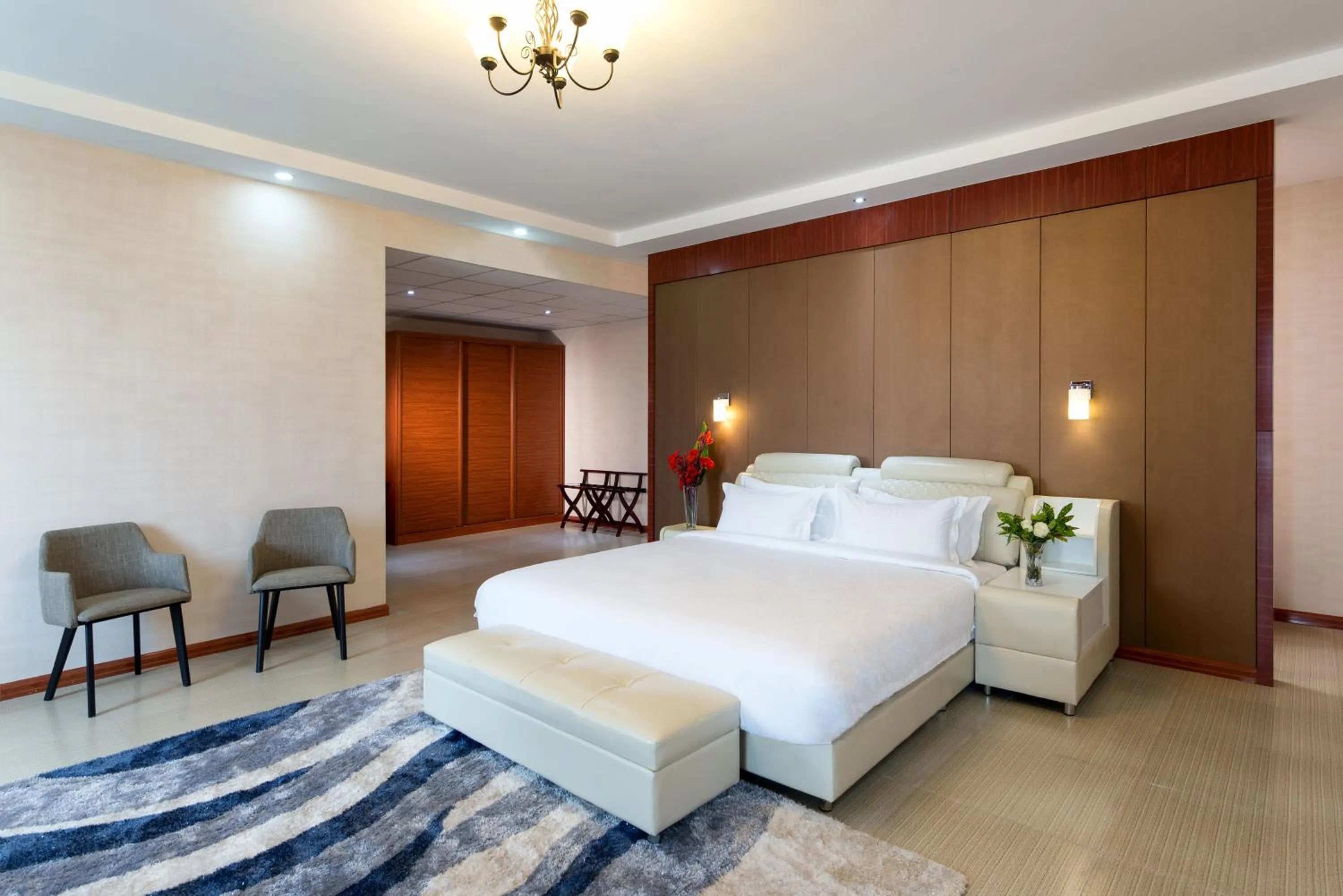 Photo of the whole room, Bed in The Farmington Hotel