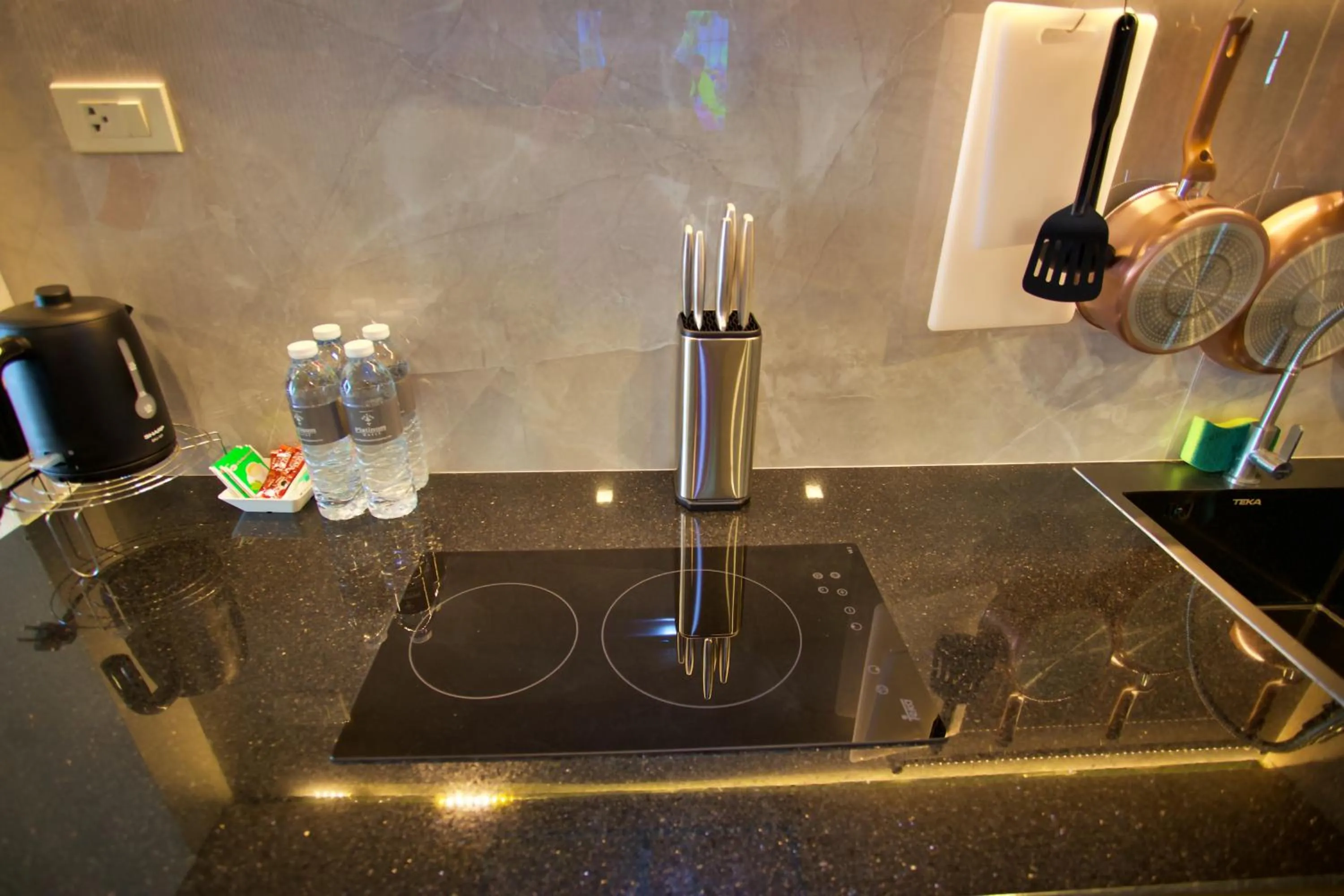 Kitchen or kitchenette in Platinum Hotel and Apartments