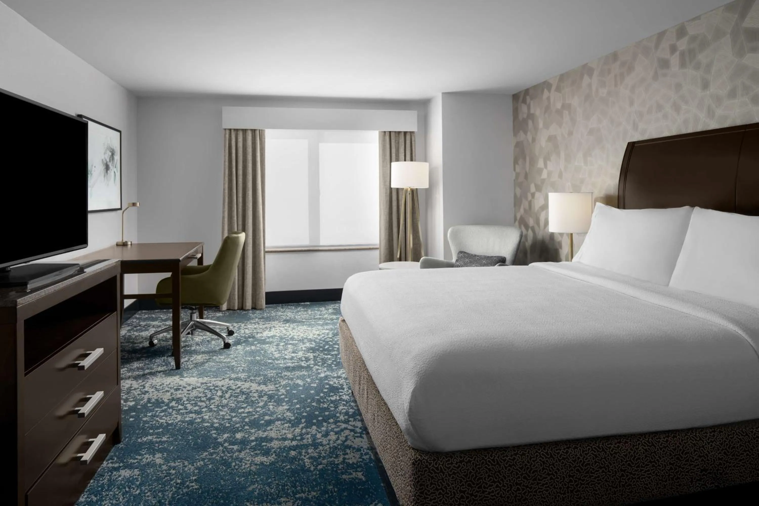 Bedroom, Bed in Hilton Garden Inn Bethesda Downtown